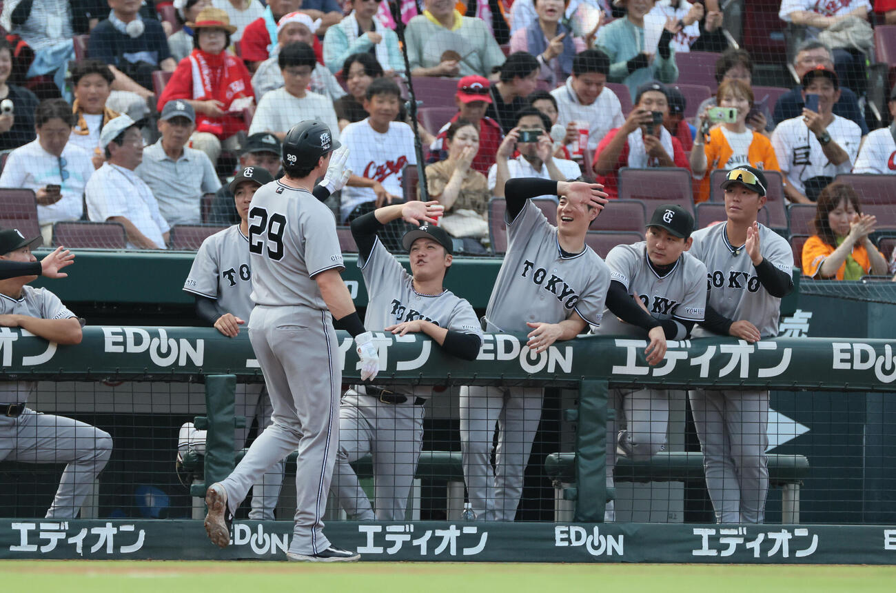 広島対巨人　1回表巨人1死一、二塁、先制左越え3点本塁打を放ったボビー・ダルベックを迎えるチームメート（撮影・加藤孝規）