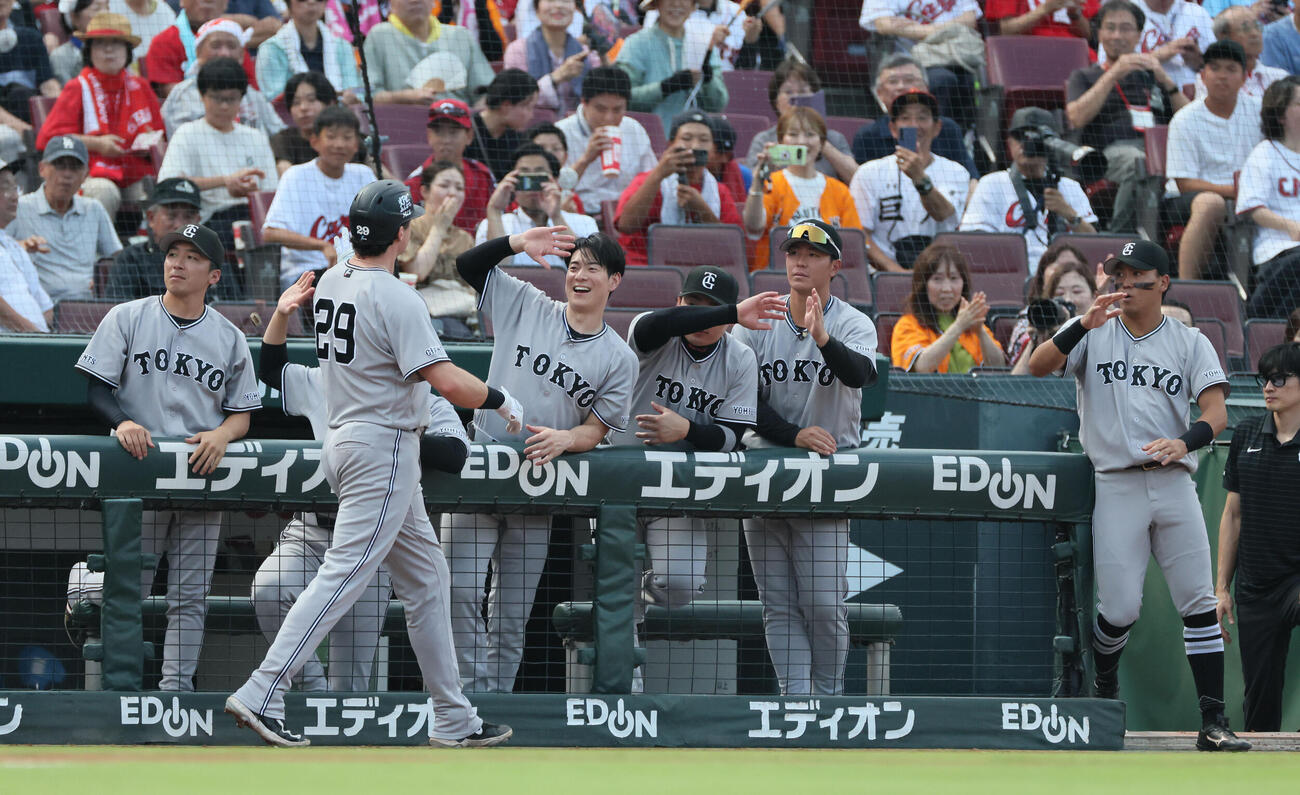 広島対巨人　1回表巨人1死一、二塁、先制左越え3点本塁打を放ったボビー・ダルベックを迎えるチームメート（撮影・加藤孝規）