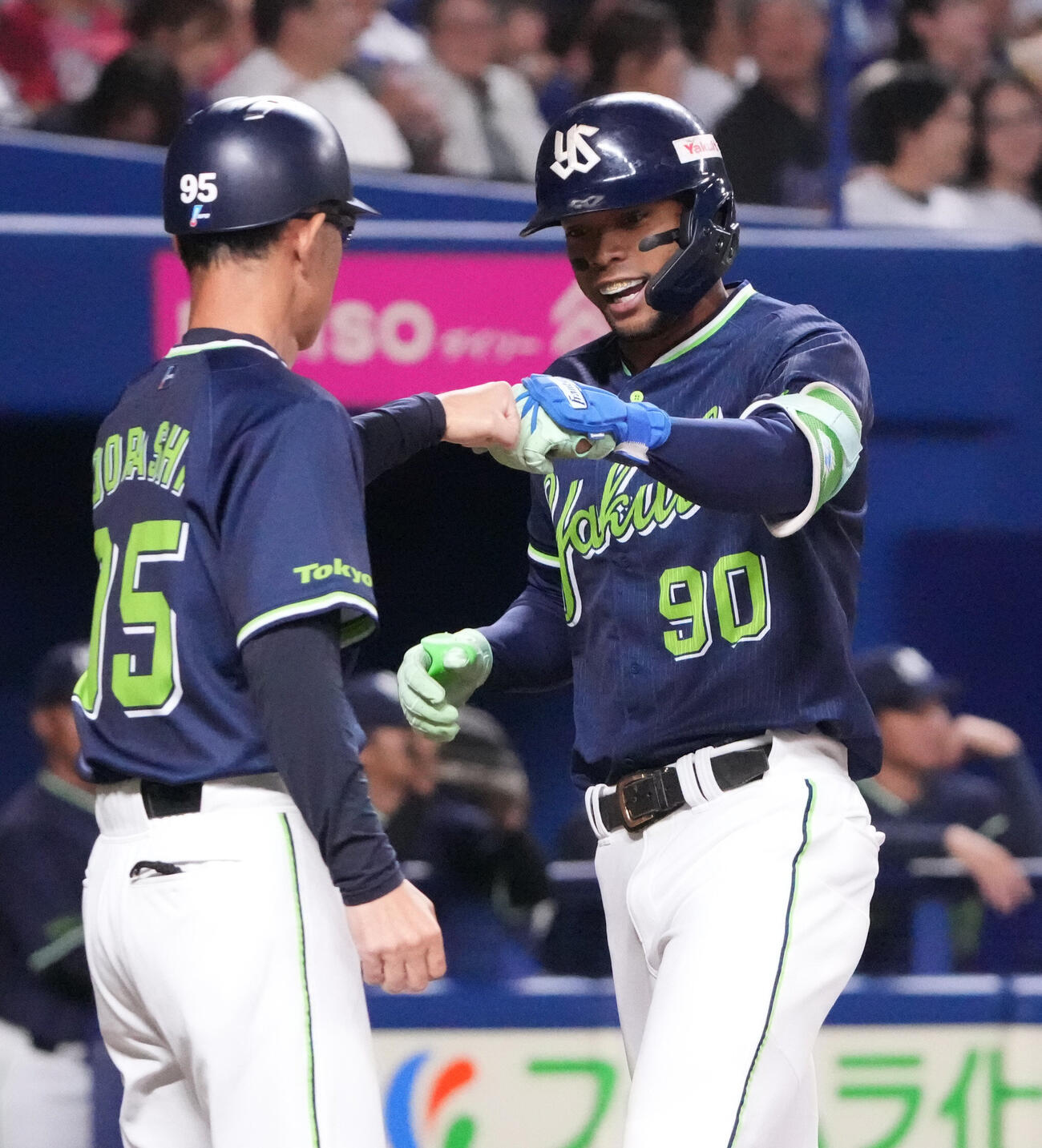 中日対ヤクルト　1回表ヤクルト1死、モンテル（右）は本塁打を放ち生還する（撮影・森本幸一）