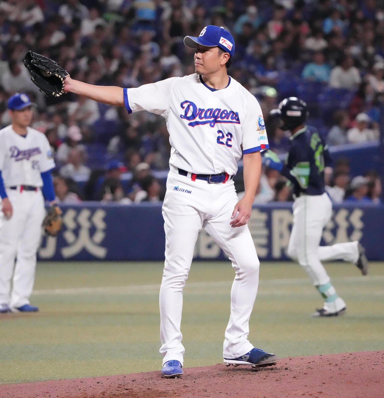中日対ヤクルト　3回表ヤクルト1死、中日先発の大野雄大（中央）はモンテルに本塁打を打たれる（撮影・森本幸一）