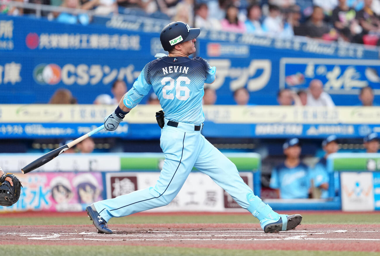ロッテ対西武　1回表西武2死三塁、先制の2点本塁打を放つタイラー・ネビン（撮影・鈴木みどり）
