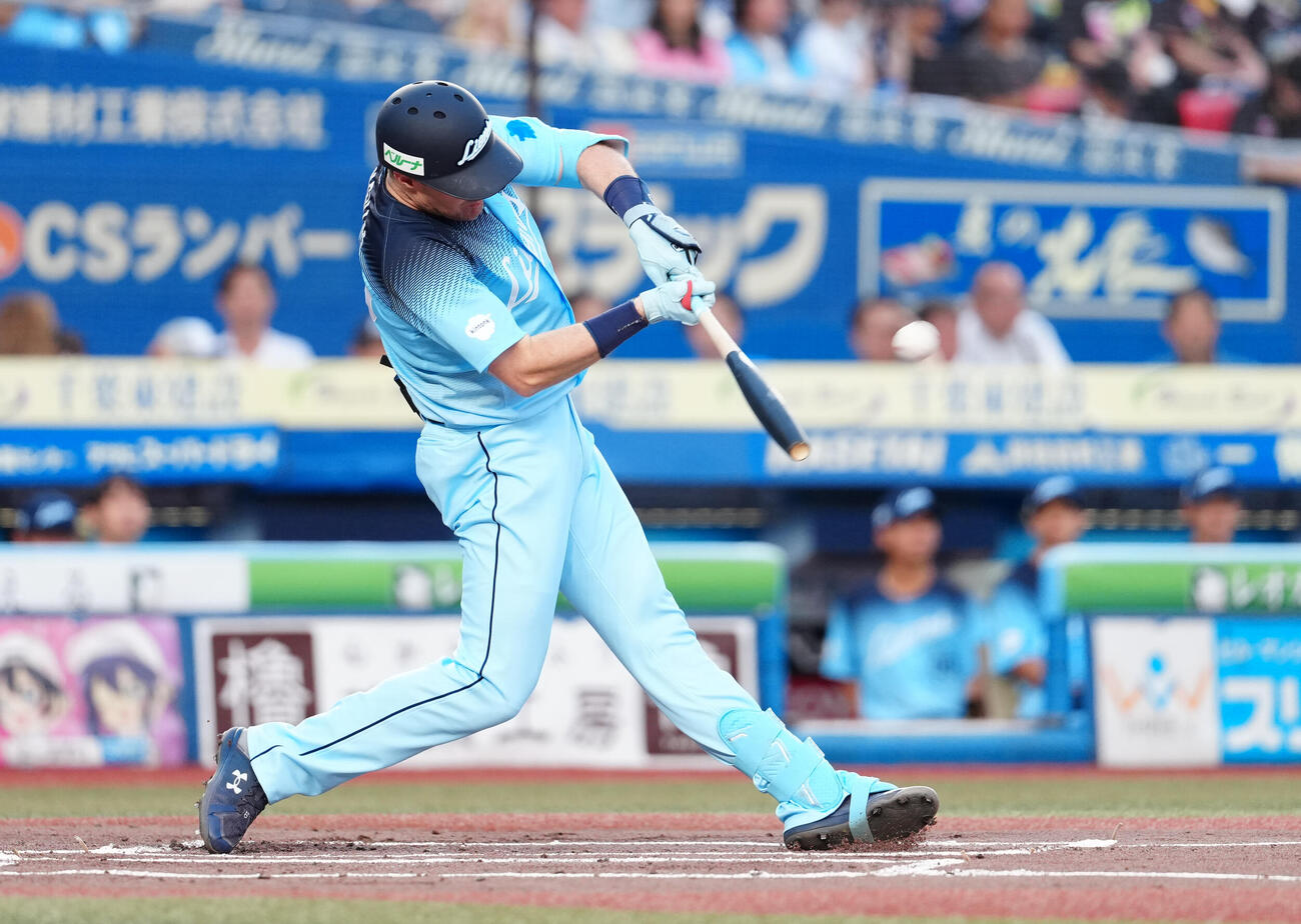 ロッテ対西武　1回表西武2死三塁、先制の2点本塁打を放つタイラー・ネビン（撮影・鈴木みどり）