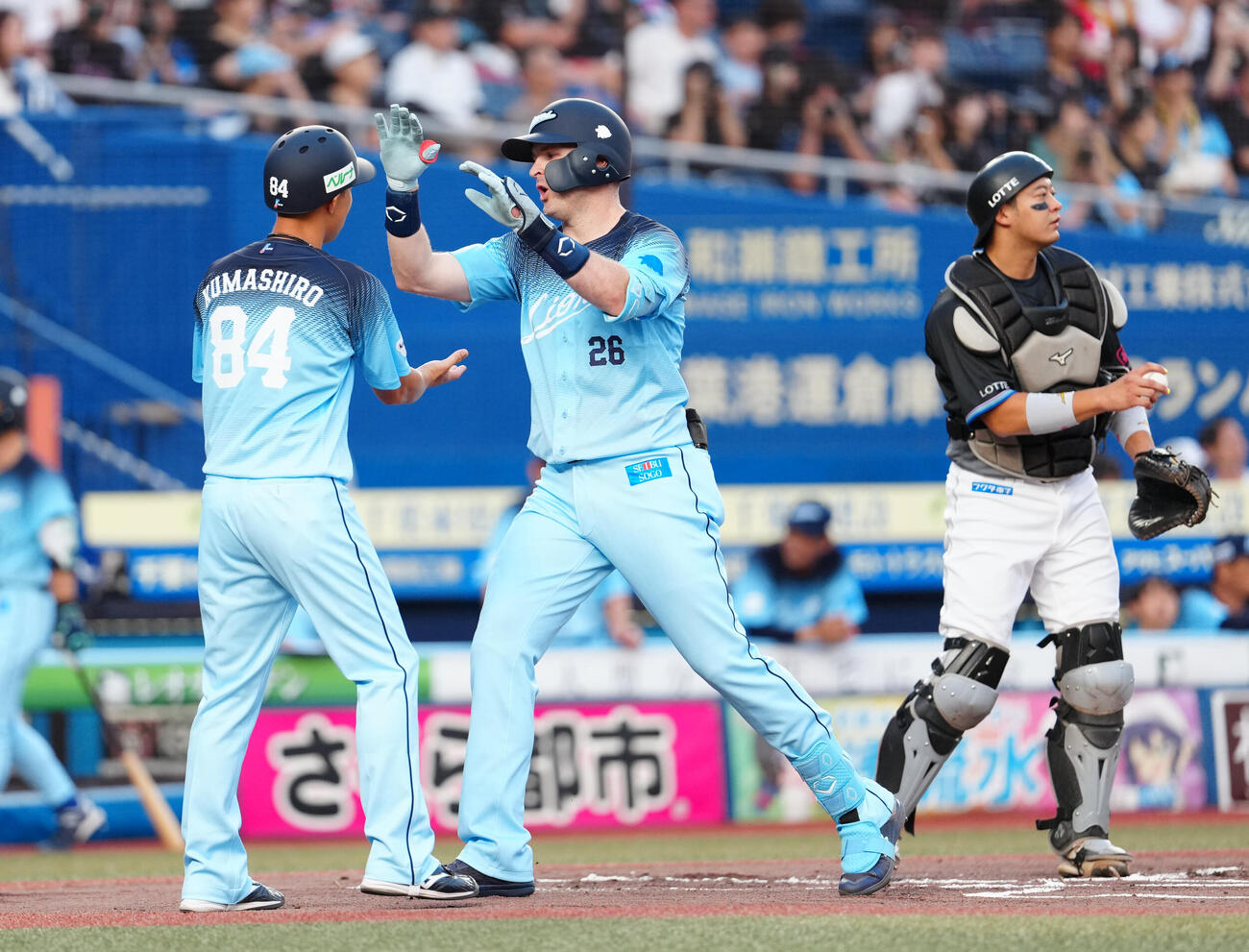 ロッテ対西武　1回表西武2死三塁、先制の2点本塁打を放ったタイラー・ネビン（中央）は生還しタッチを交わす（撮影・鈴木みどり）