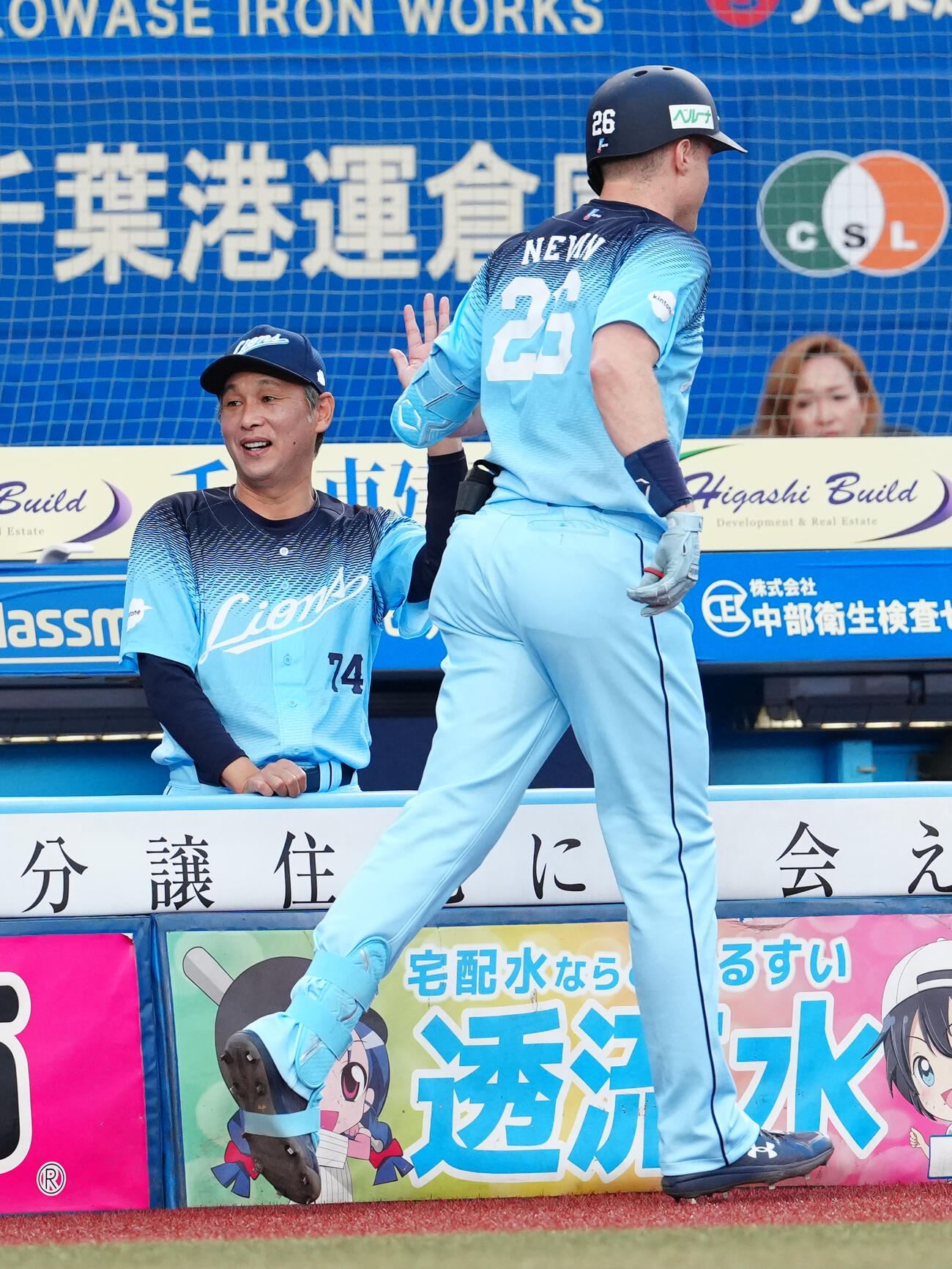 ロッテ対西武　1回表西武2死三塁、先制の2点本塁打を放ったタイラー・ネビン（右）を迎える西口文也監督（撮影・鈴木みどり）