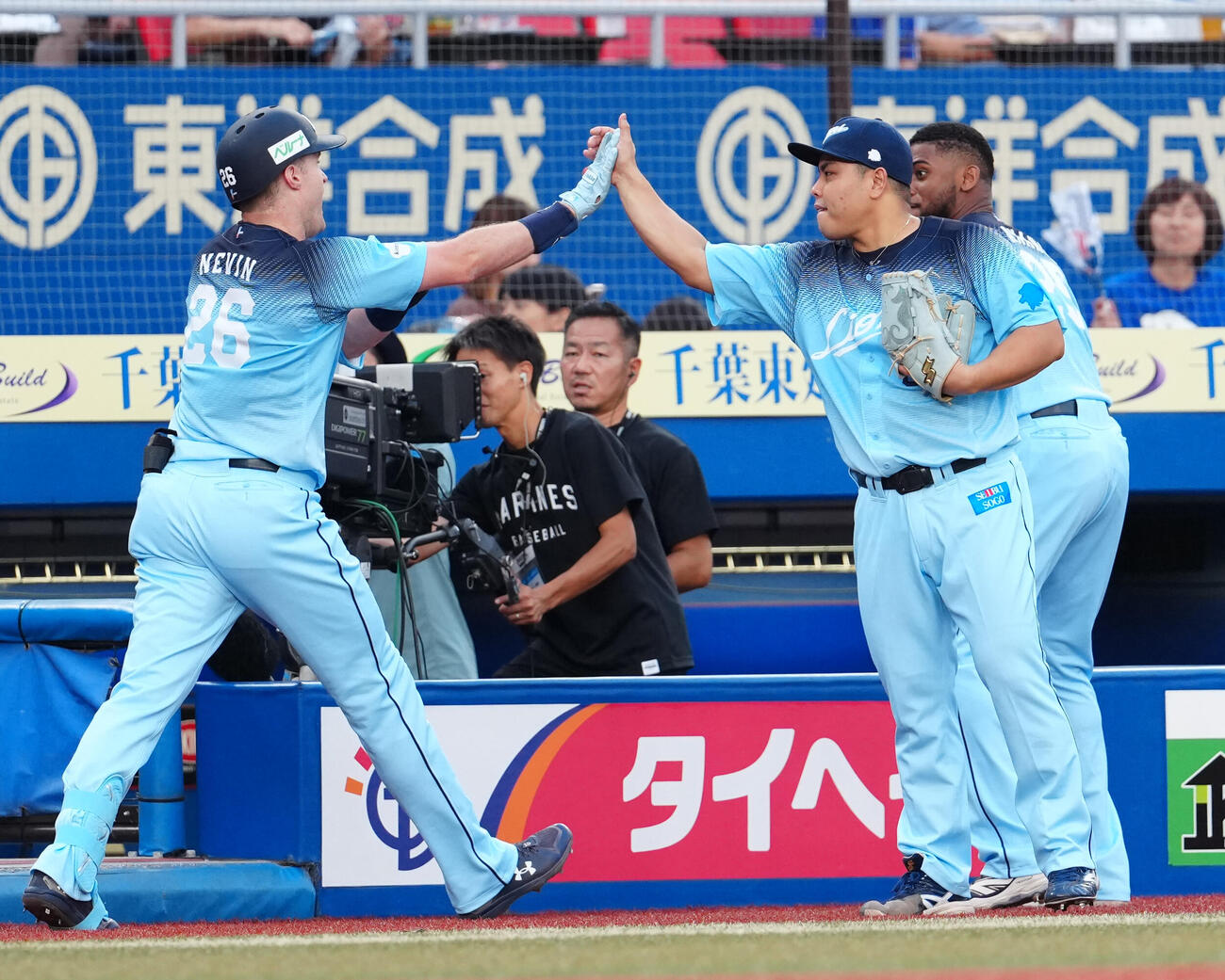 ロッテ対西武　1回表西武2死三塁、先制の2点本塁打を放ったタイラー・ネビン（左）を迎える平良海馬（右手前）（撮影・鈴木みどり）