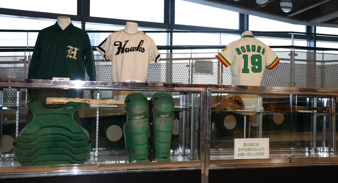 ソフトバンク対日本ハム　南海ホークス復刻ナイターin大阪と銘打って行われ、球場内には野村克也氏のユニホームや杉浦忠氏のウインドブレーカーなどが展示された（撮影・西尾就之）