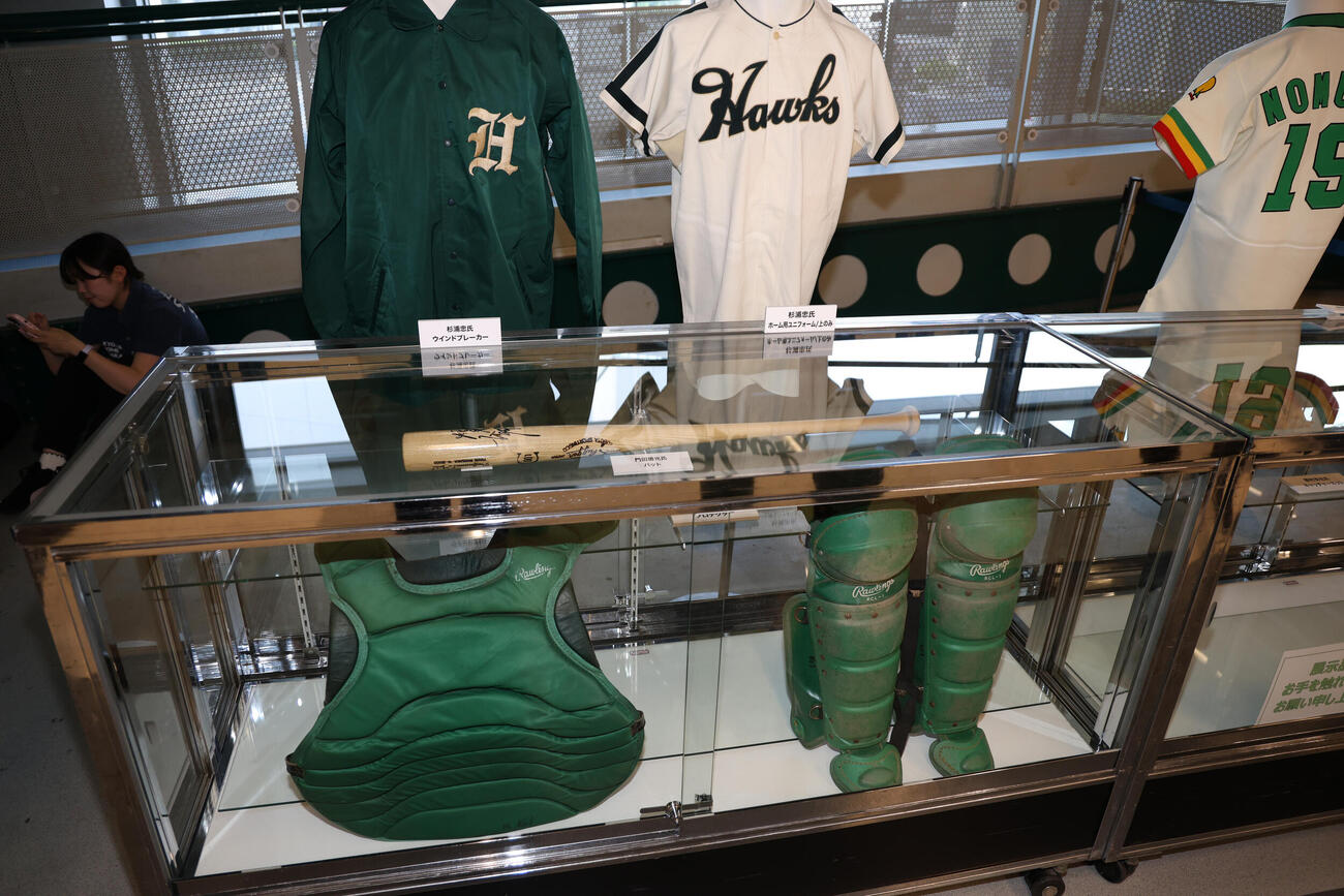 ソフトバンク対日本ハム　南海ホークス復刻ナイターin大阪と銘打って行われ、球場内には門田博光氏のバットや香川伸行氏のキャッチャー防具などが展示された（撮影・西尾就之）