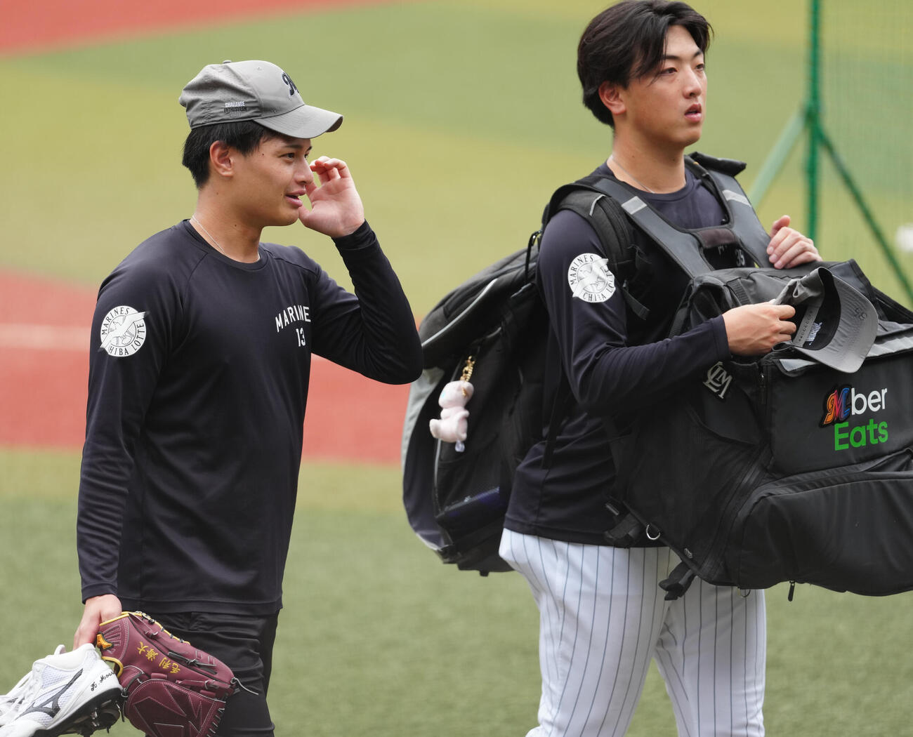 ロッテ対西武　試合前練習を終え引き揚げるロッテ毛利海大（左）と田中晴也（撮影・鈴木みどり）