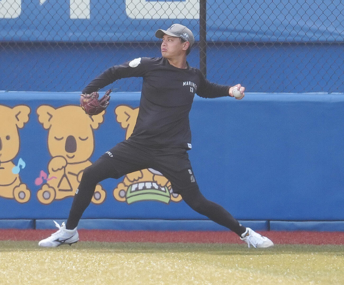 ロッテ対西武　試合前練習でキャッチボールするロッテ毛利海大（撮影・鈴木みどり）
