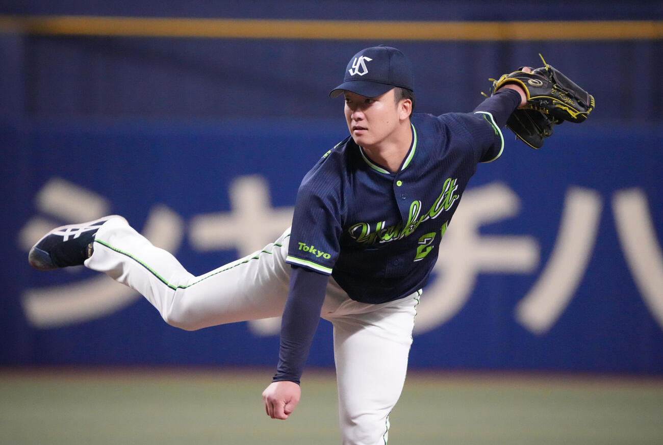 中日対ヤクルト　1回裏、登板するヤクルト先発の吉村貢司郎（撮影・森本幸一）