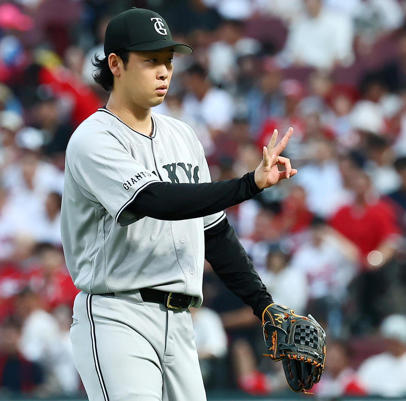広島対巨人　1回裏の投球を終えベンチへ引き揚げる巨人山崎伊織（撮影・加藤哉）