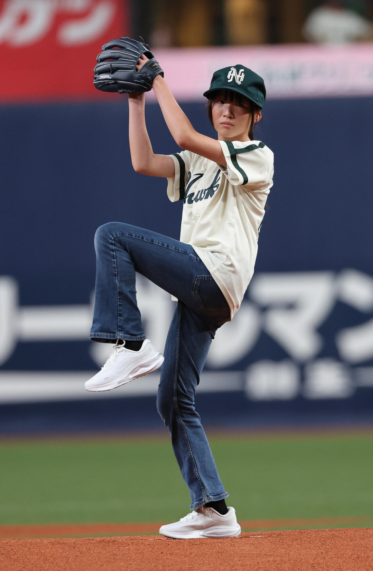 ソフトバンク対日本ハム　始球式に登場した元南海の杉浦忠氏のひ孫、林夏望さん（撮影・西尾就之）