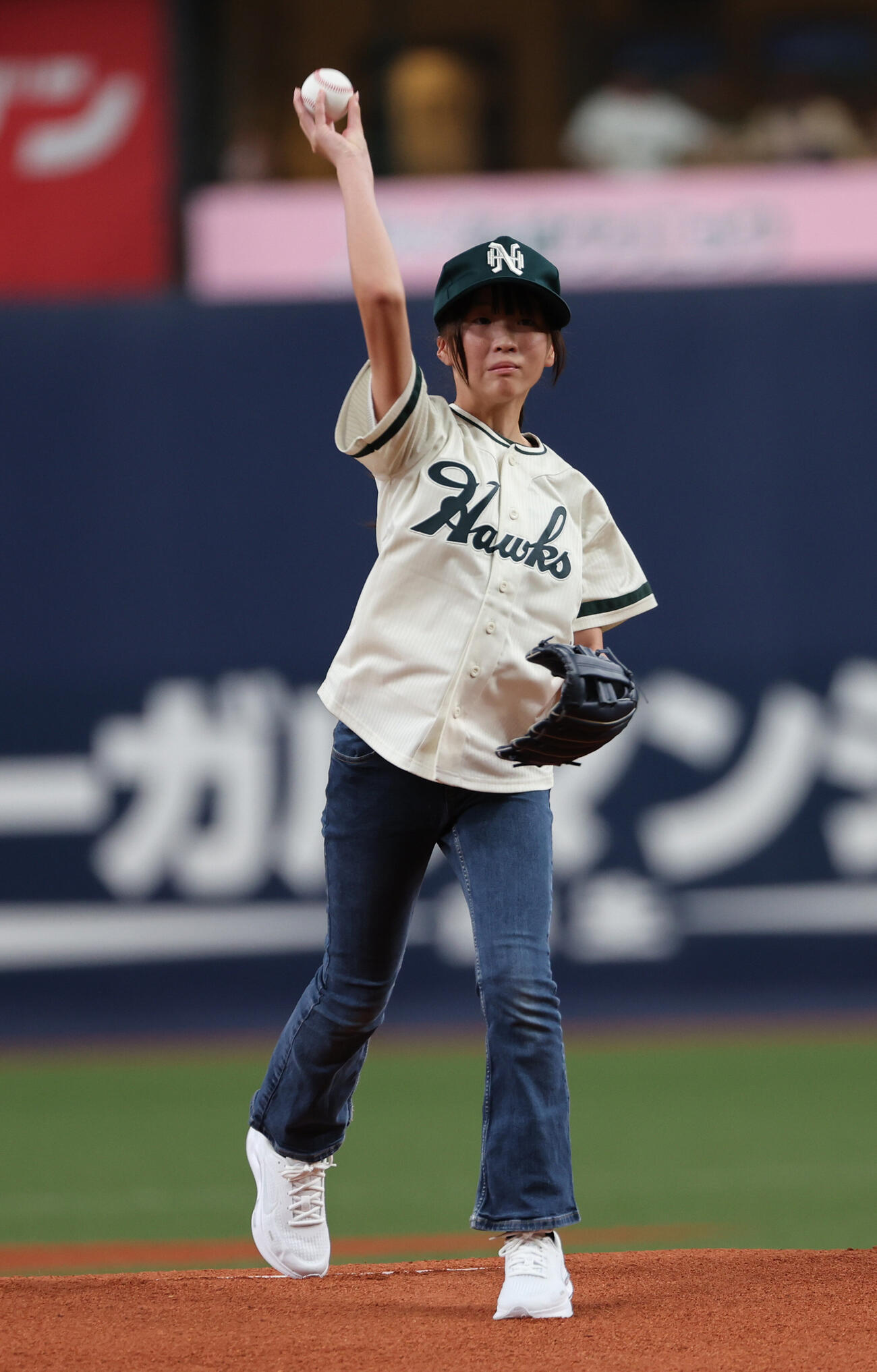ソフトバンク対日本ハム　始球式に登場した元南海の杉浦忠氏のひ孫、林夏望さん（撮影・西尾就之）