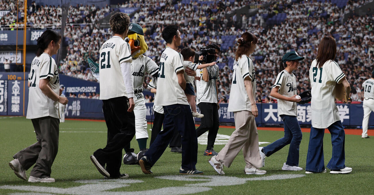 ソフトバンク対日本ハム　始球式に登場した元南海の杉浦忠氏のひ孫、林夏望さん（右から2人目）は見守った親族とともに引き揚げる（撮影・西尾就之）