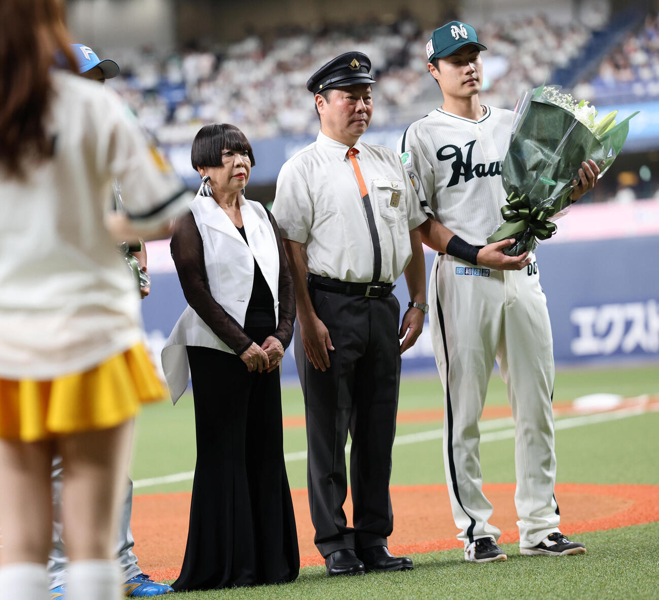 ソフトバンク対日本ハム　試合前の花束に登場したデザイナーのコシノジュンコ氏。右は南海電気鉄道の梶谷知志社長（撮影・西尾就之）