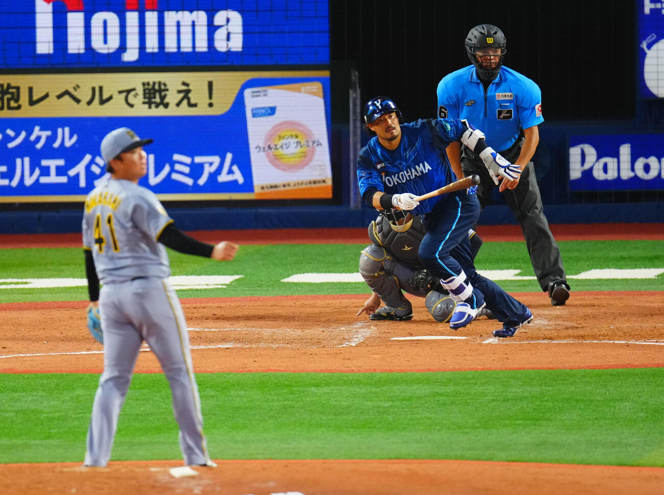 DeNA対阪神　4回裏DeNA2死三塁、先制適時打を放つ宮崎敏郎。投手村上頌樹（撮影・垰建太）