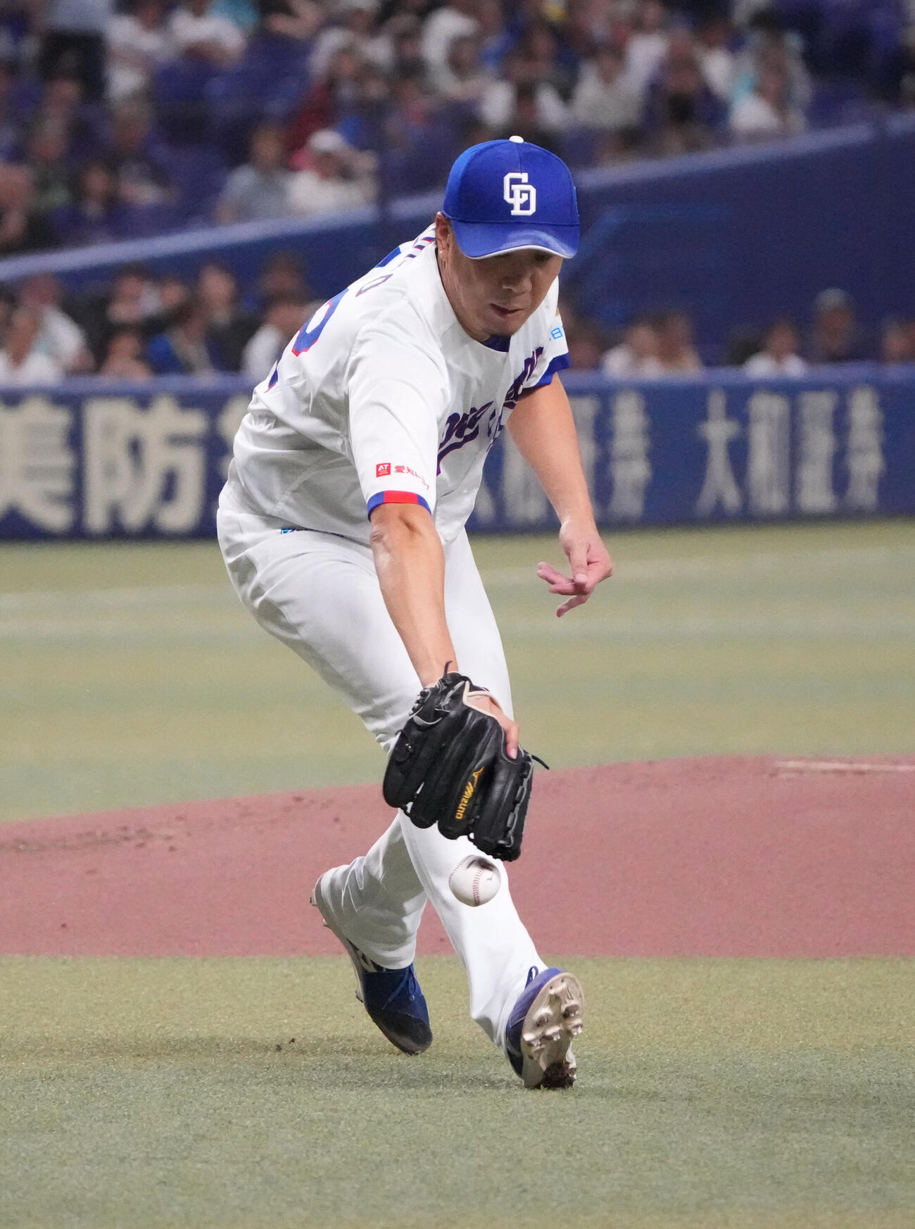 中日対ヤクルト　1回表ヤクルト1死二、三塁、古賀優大の投ゴロをファンブルする大野雄大（撮影・森本幸一）