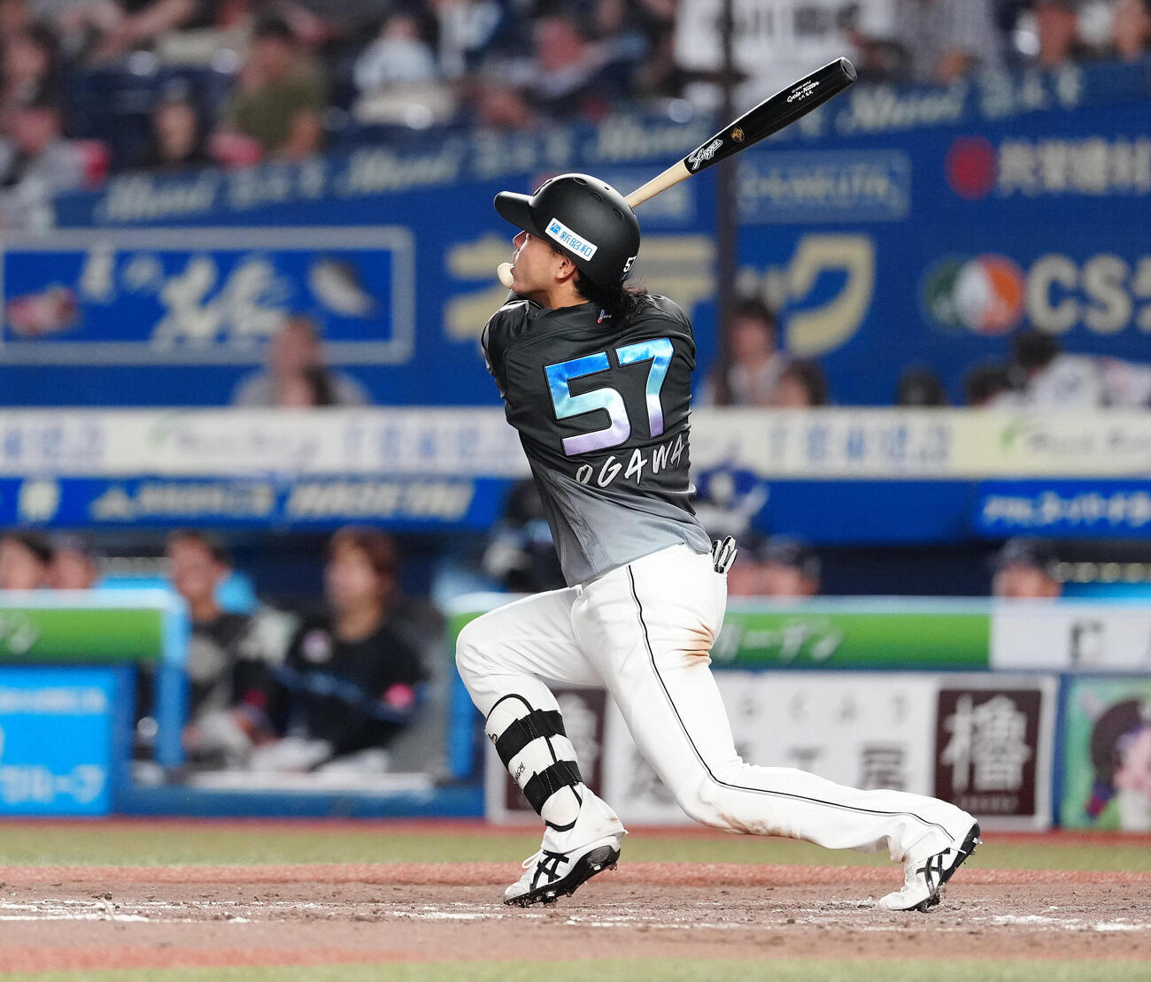 ロッテ対西武　3回裏ロッテ2死一塁、2点本塁打を放つ小川龍成（撮影・鈴木みどり）
