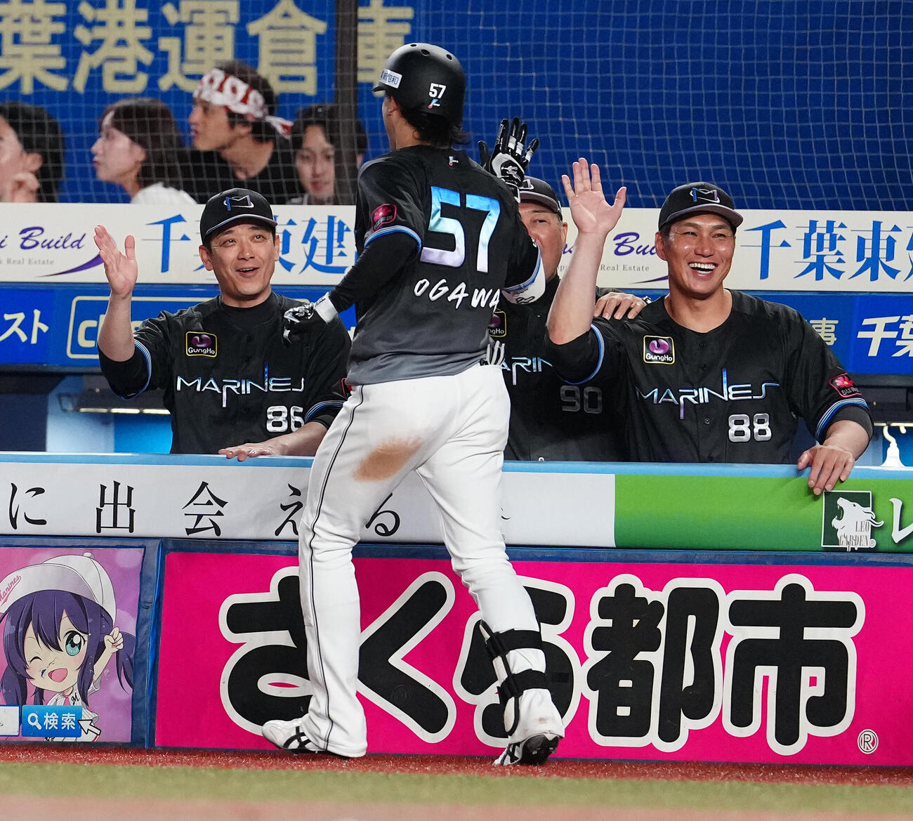ロッテ対西武　3回裏ロッテ2死一塁、2点本塁打を放った小川龍成を迎えるサブロー監督（左）（撮影・鈴木みどり）