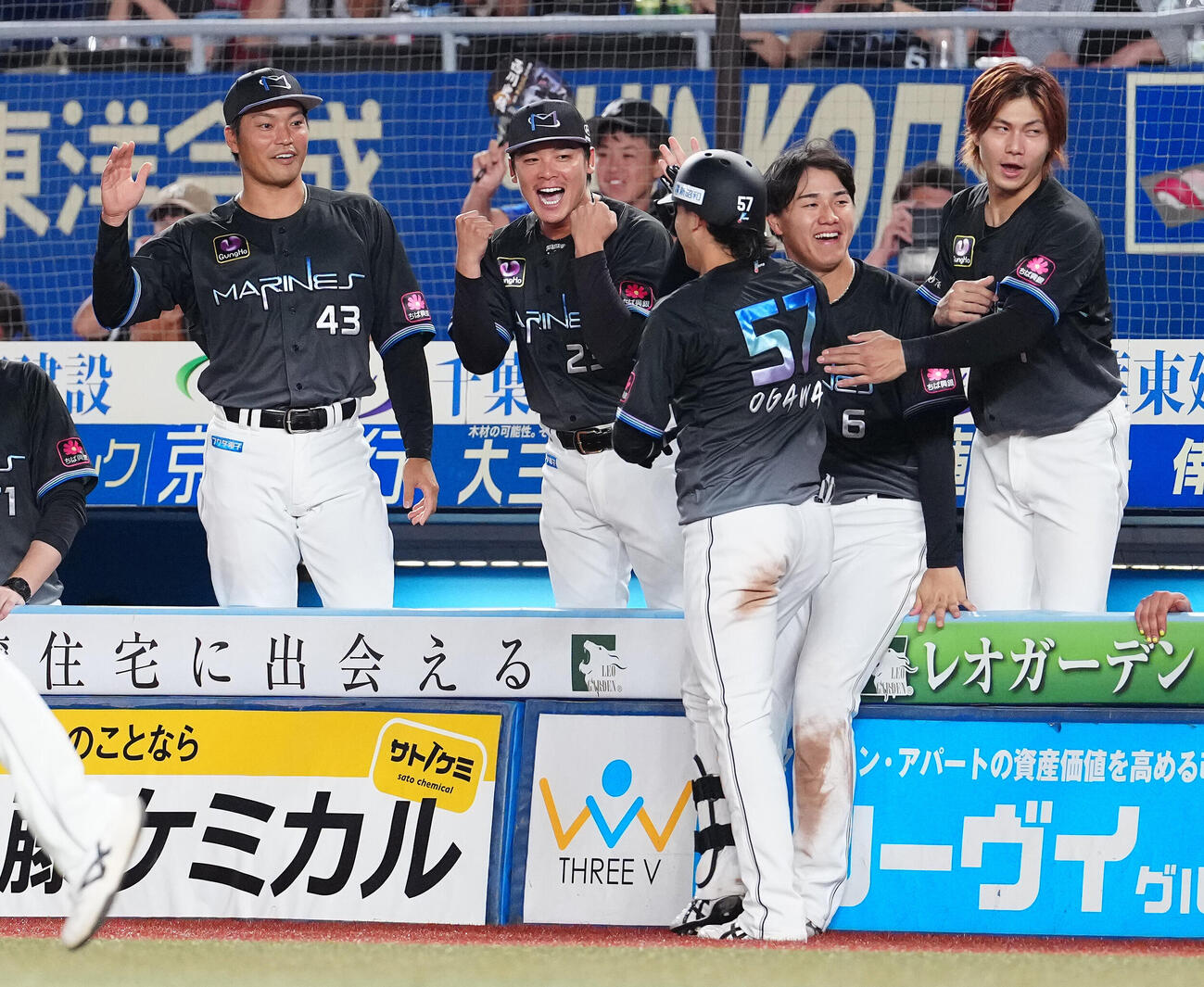 ロッテ対西武　3回裏ロッテ2死一塁、2点本塁打を放った小川龍成（中央）を迎えるベンチ。左から石垣勝海、石川慎吾、1人おいて西川史礁、藤原恭大（撮影・鈴木みどり）