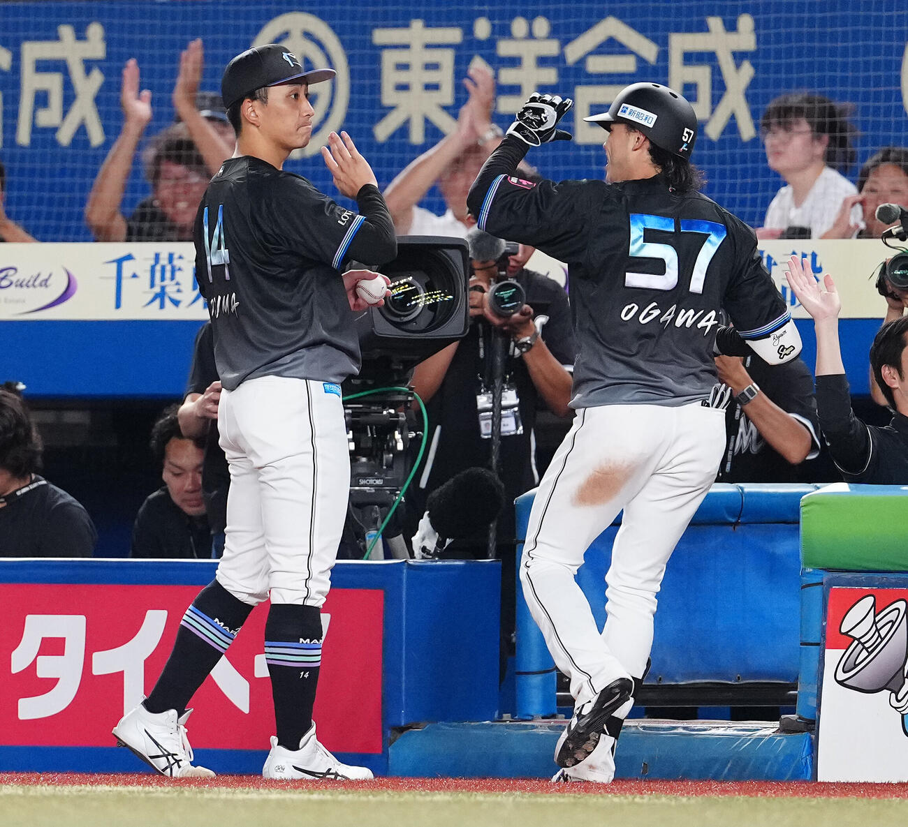 ロッテ対西武　3回裏ロッテ2死一塁、2点本塁打を放った小川龍成（右）を迎える小島和哉（撮影・鈴木みどり）