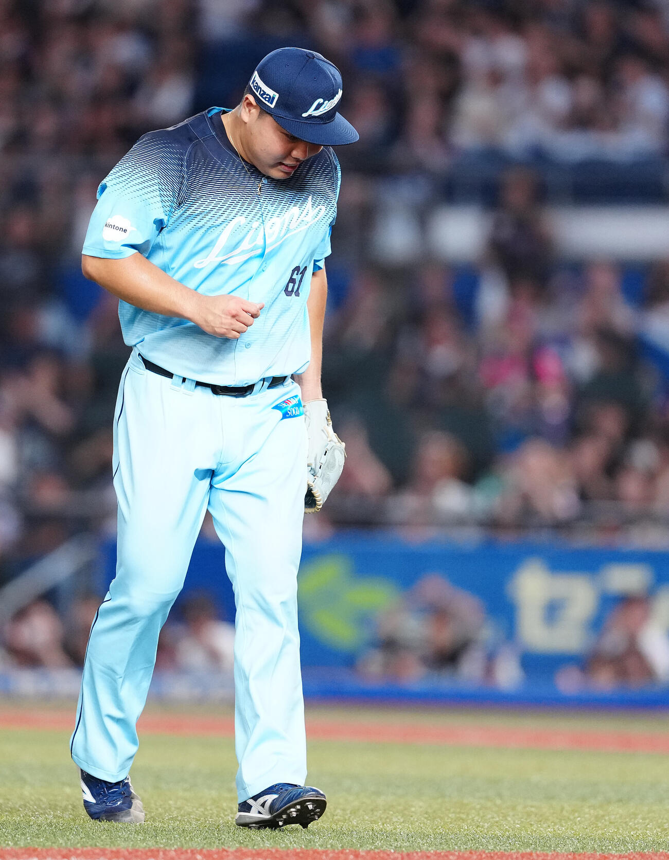 ロッテ対西武　2回裏ロッテ2死二、三塁、藤原恭大に2点適時打を浴び、うつむく平良海馬（撮影・鈴木みどり）
