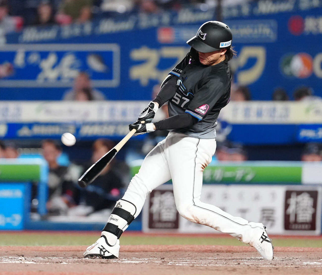 ロッテ対西武　3回裏ロッテ2死一塁、2点本塁打を放つ小川龍成（撮影・鈴木みどり）