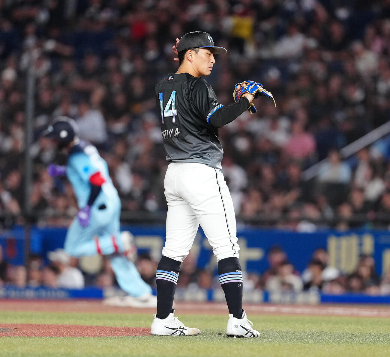 ロッテ対西武　5回表西武無死、アレクサンダー・カナリオにソロ本塁打を浴びる小島和哉（撮影・鈴木みどり）