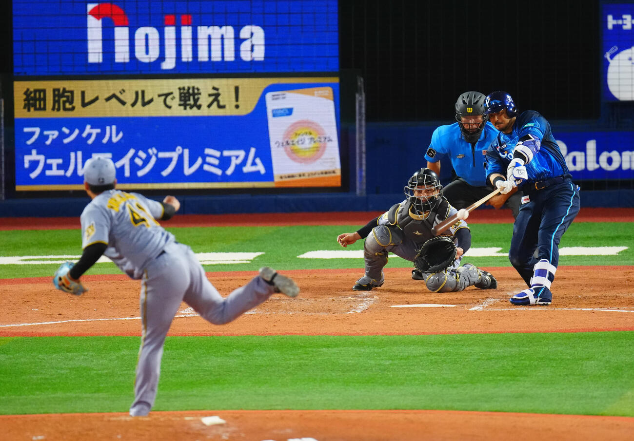 DeNA対阪神　4回裏DeNA2死三塁、先制適時打を放つ宮崎敏郎。投手村上頌樹（撮影・垰建太）