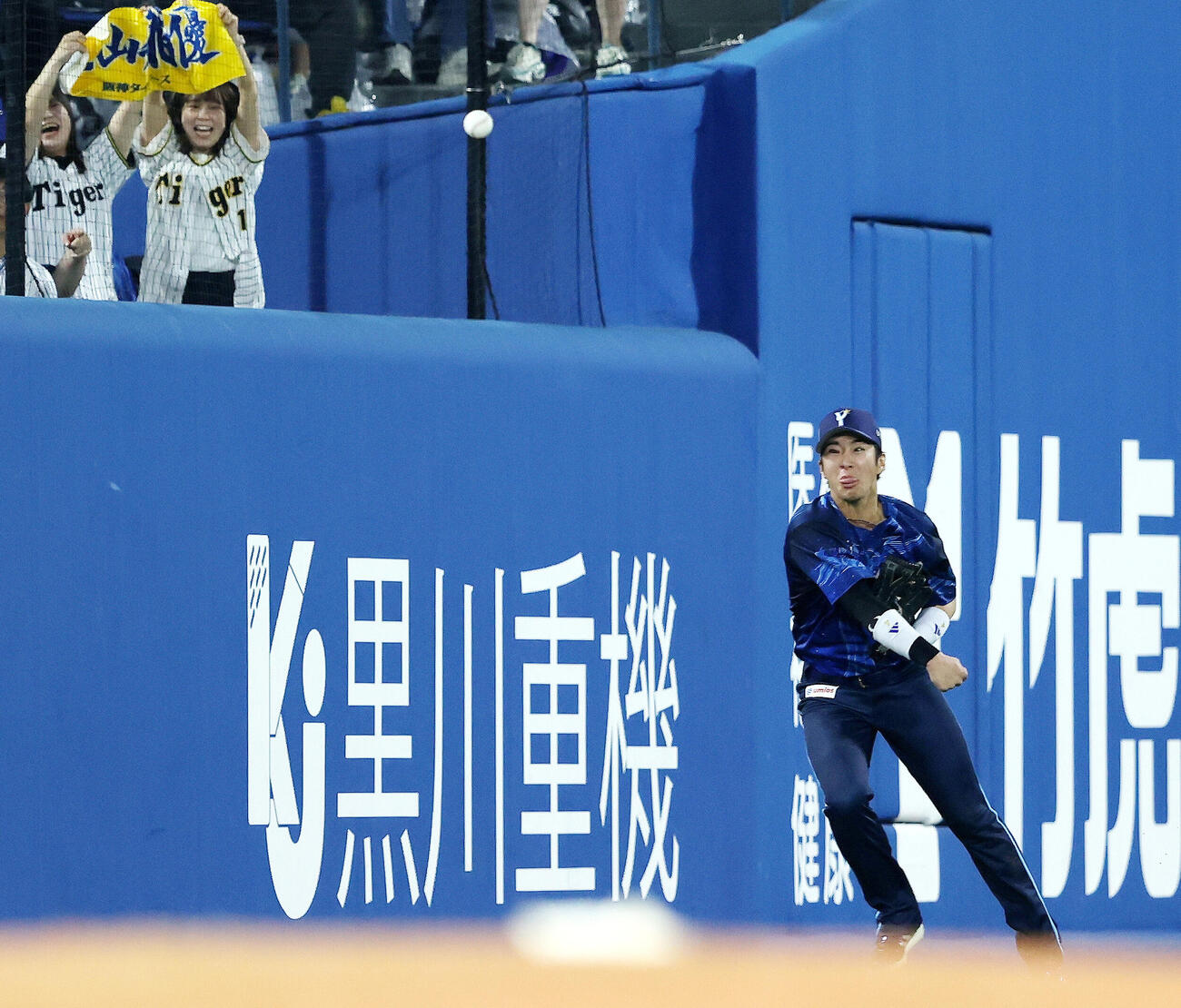 DeNA対阪神　7回表阪神1死一、二塁、元山飛遊の打球を送球する度会隆輝（撮影・河田真司）