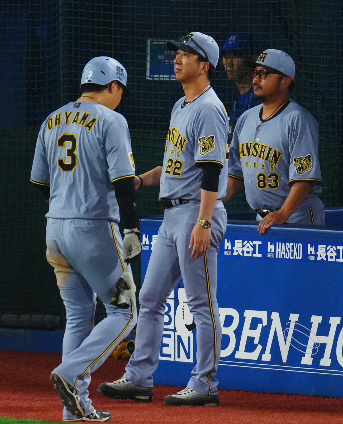 DeNA対阪神　7回表阪神1死一、二塁、元山飛優の安打で大山悠輔が本塁を狙うもアウトとなり代打を告げにベンチを出る藤川球児監督（撮影・垰建太）