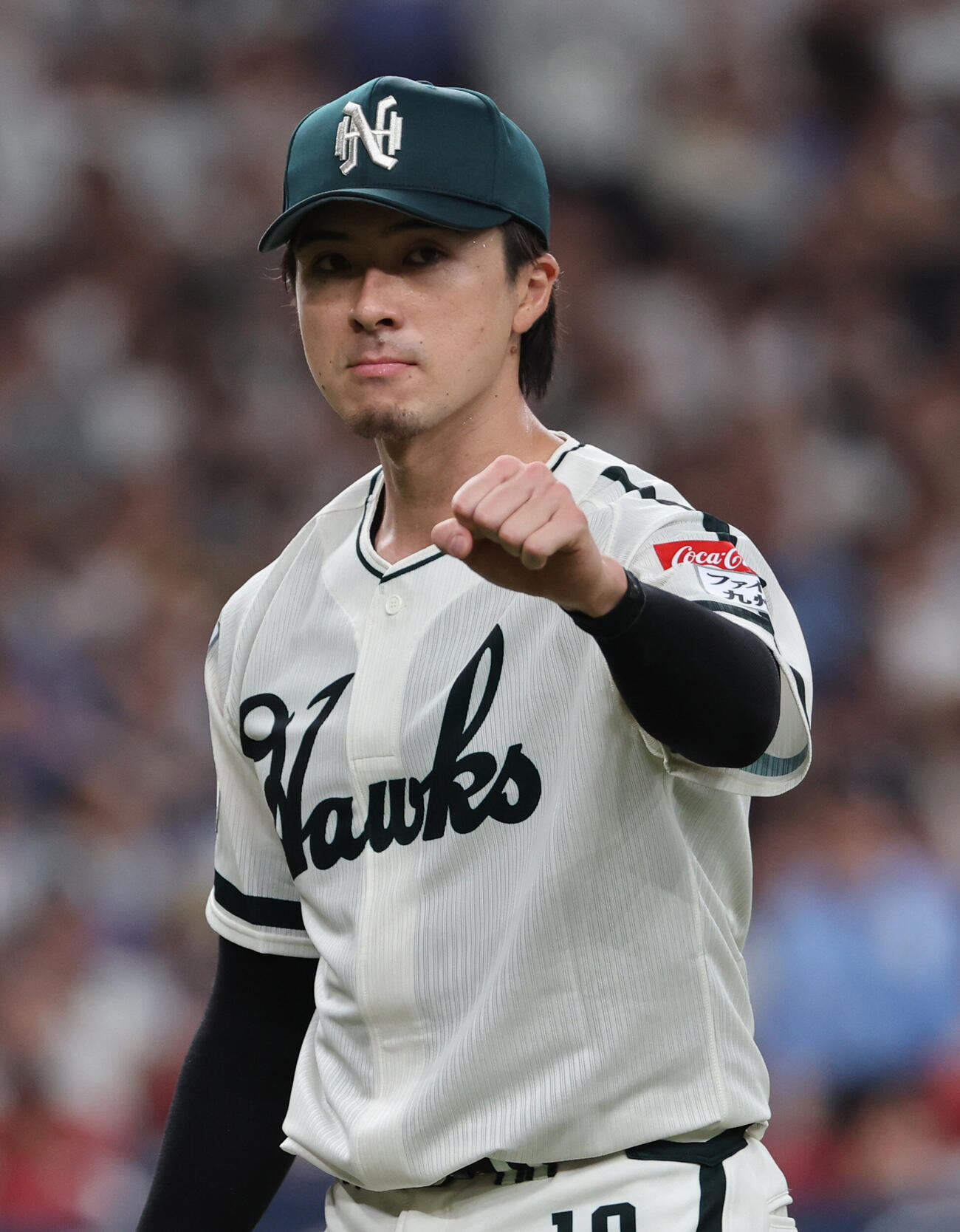 ソフトバンク対日本ハム　4回を無失点で終えたソフトバンク先発の上沢直之は山本祐大捕手にグータッチのポーズをしてベンチに戻る（撮影・西尾就之）