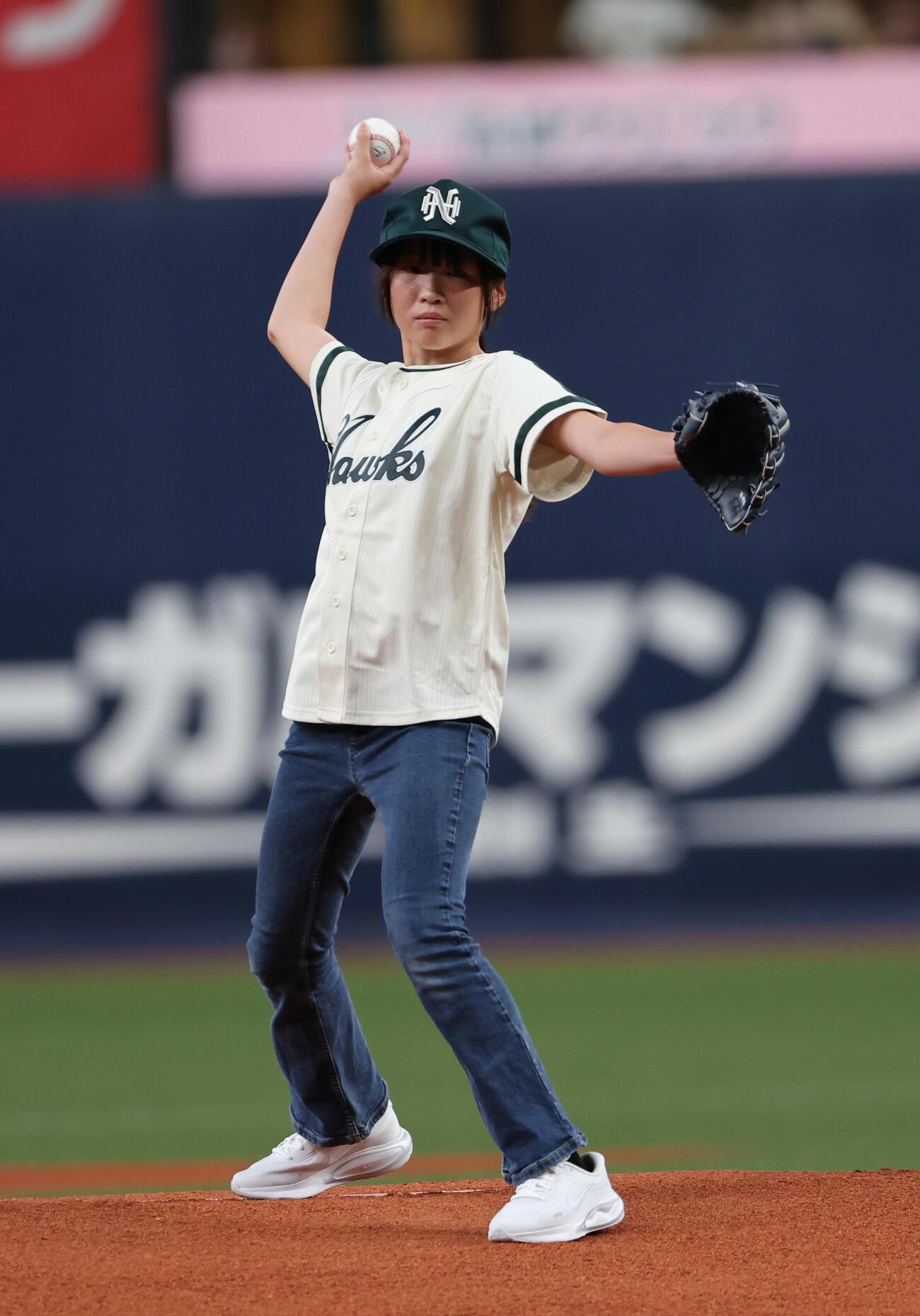 ソフトバンク対日本ハム　始球式に登場した元南海の杉浦忠氏のひ孫、林夏望さん（撮影・西尾就之）