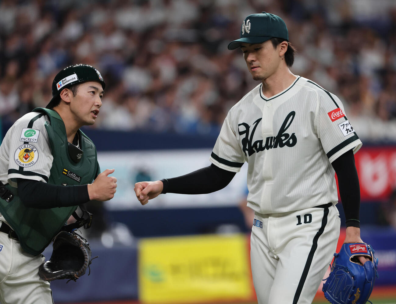 ソフトバンク対日本ハム　3回を無失点で終えたソフトバンク先発の上沢直之は山本祐大捕手とグータッチしてベンチに戻る（撮影・西尾就之）