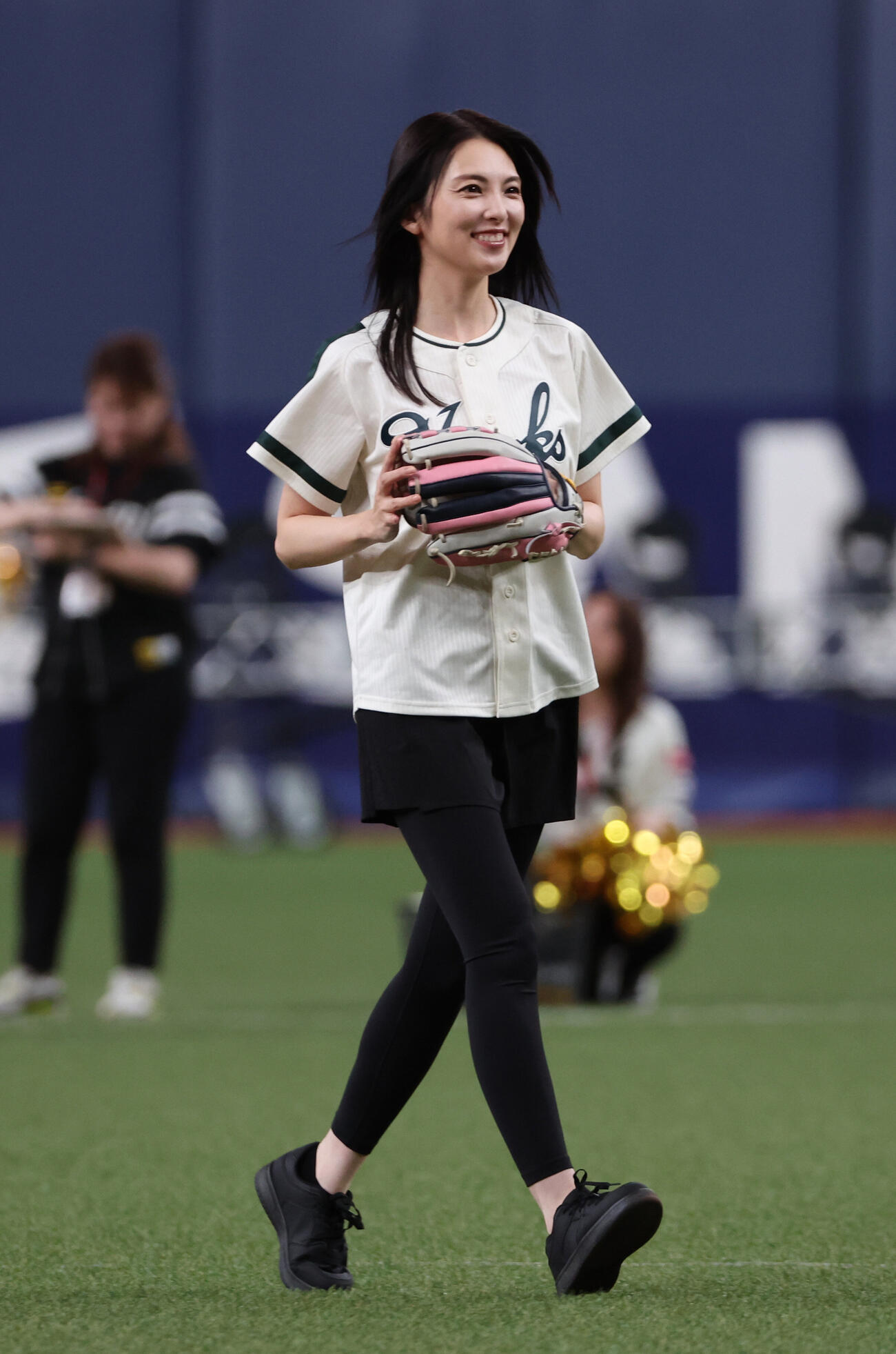 ソフトバンク対日本ハム　セレモニアルピッチに登場した田中麗奈は笑顔で引き揚げる（撮影・西尾就之）