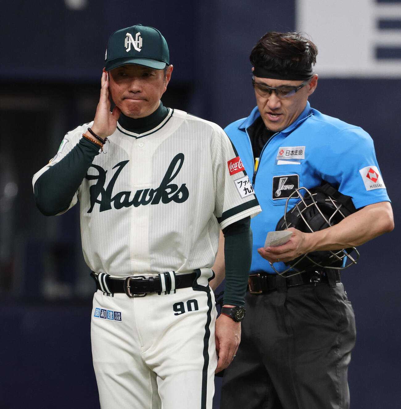 ソフトバンク対日本ハム　7回の攻撃を終え、選手交代を告げたソフトバンク小久保裕紀監督はベンチに戻る（撮影・西尾就之）