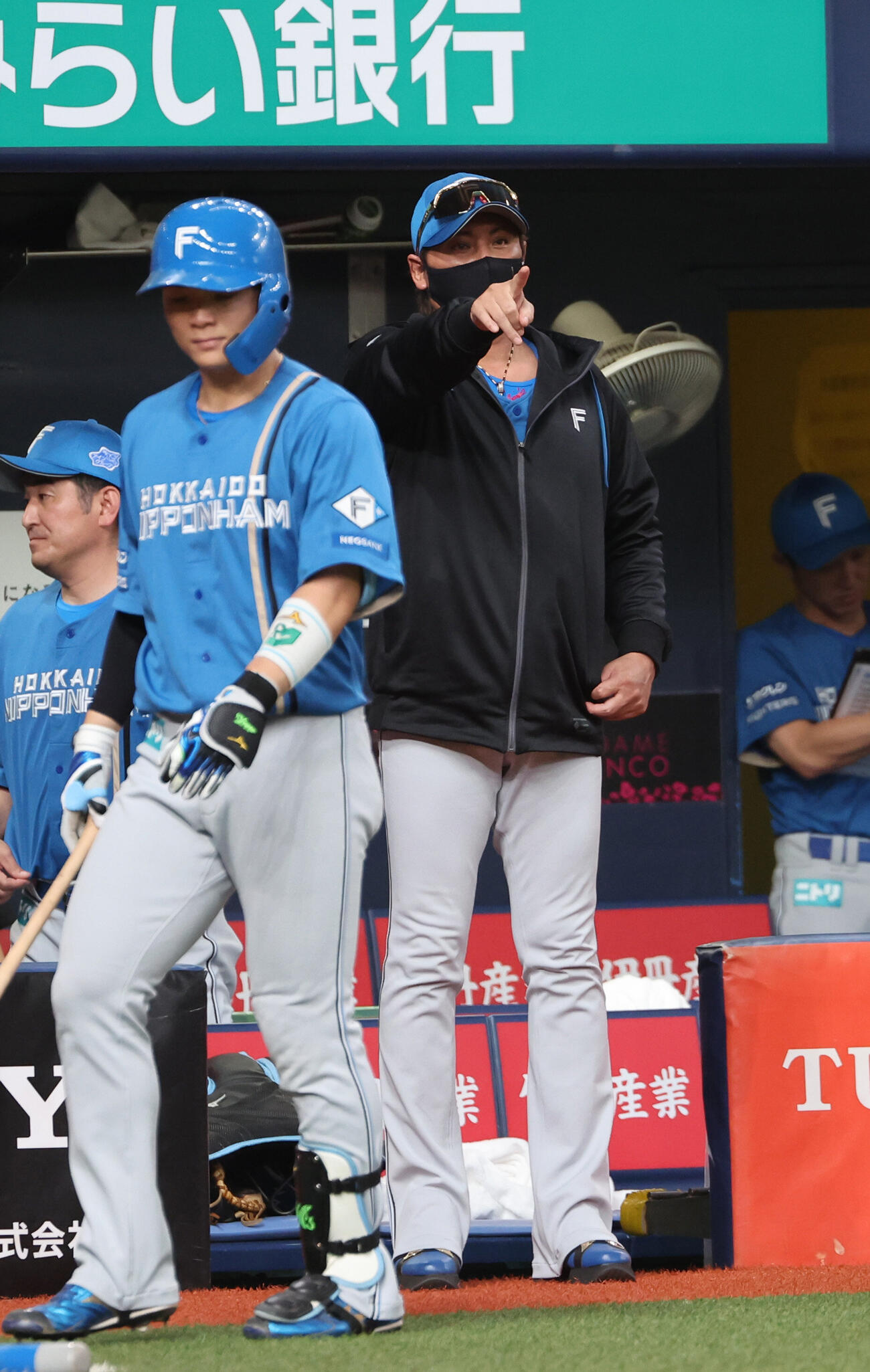 ソフトバンク対日本ハム　7回表日本ハム無死一塁、安打で出塁した清宮に代走を送る新庄剛志監督（撮影・西尾就之）
