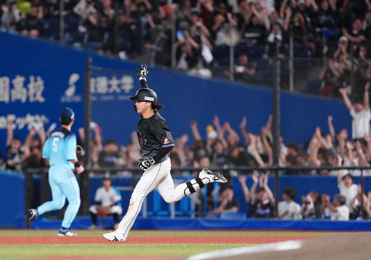 ロッテ対西武　3回裏ロッテ2死一塁、2点本塁打を放ち、右手を突き上げる小川龍成（撮影・鈴木みどり）