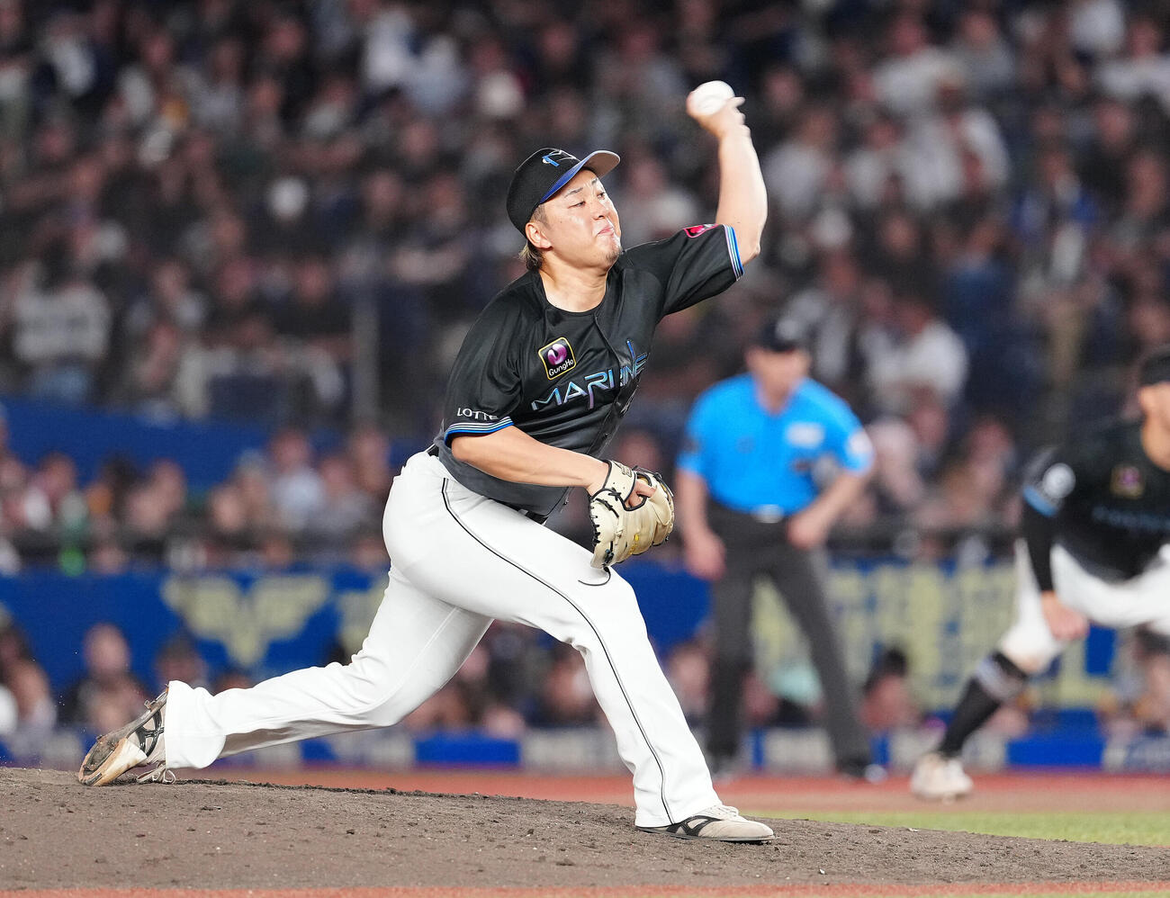 ロッテ対西武　8回表から3番手で登板したロッテ鈴木昭汰（撮影・鈴木みどり）