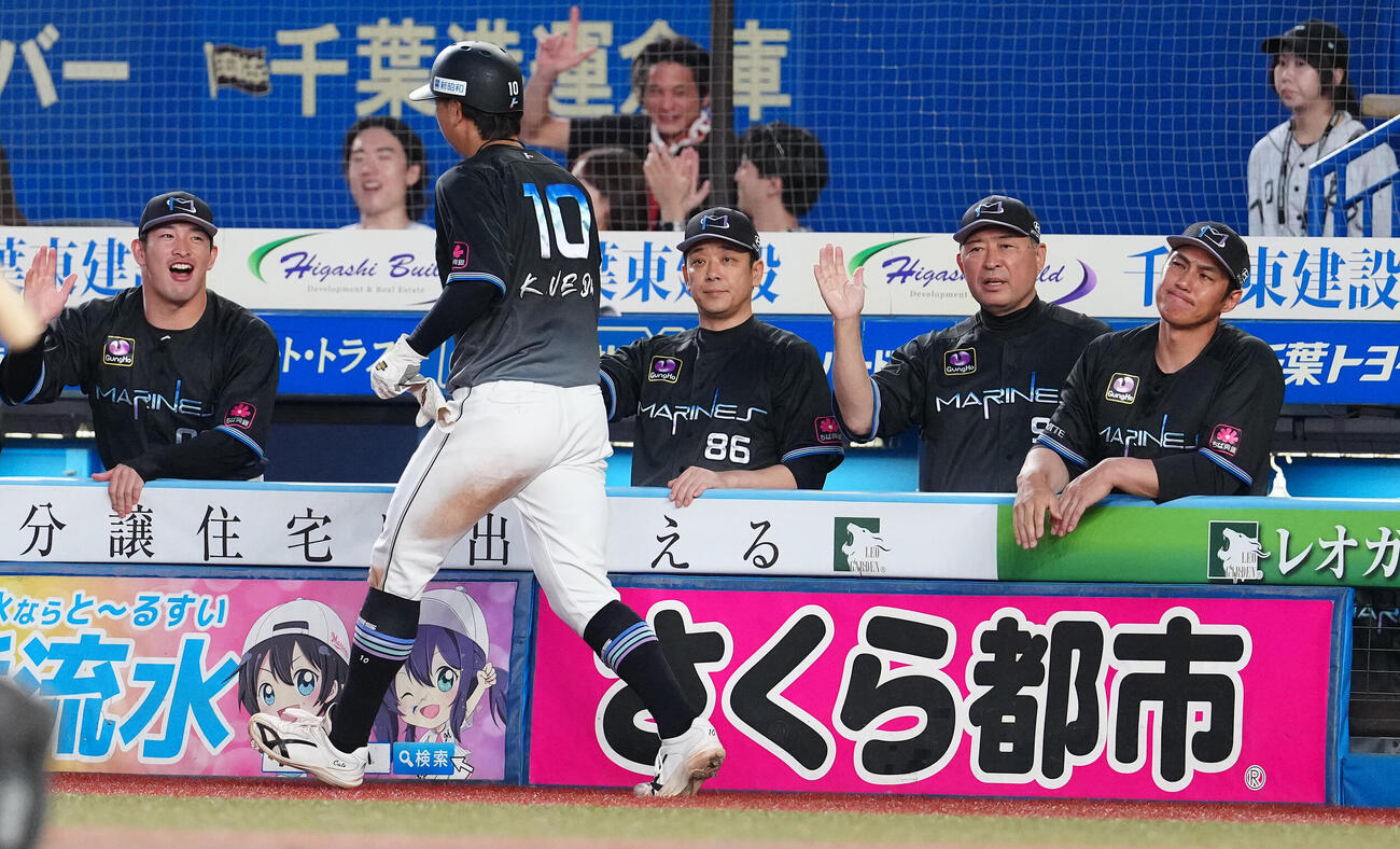 ロッテ対西武　2回裏ロッテ2死二、三塁、藤原恭大の2点適時打で生還した上田希由翔（手前）を迎えるサブロー監督（中央）（撮影・鈴木みどり）