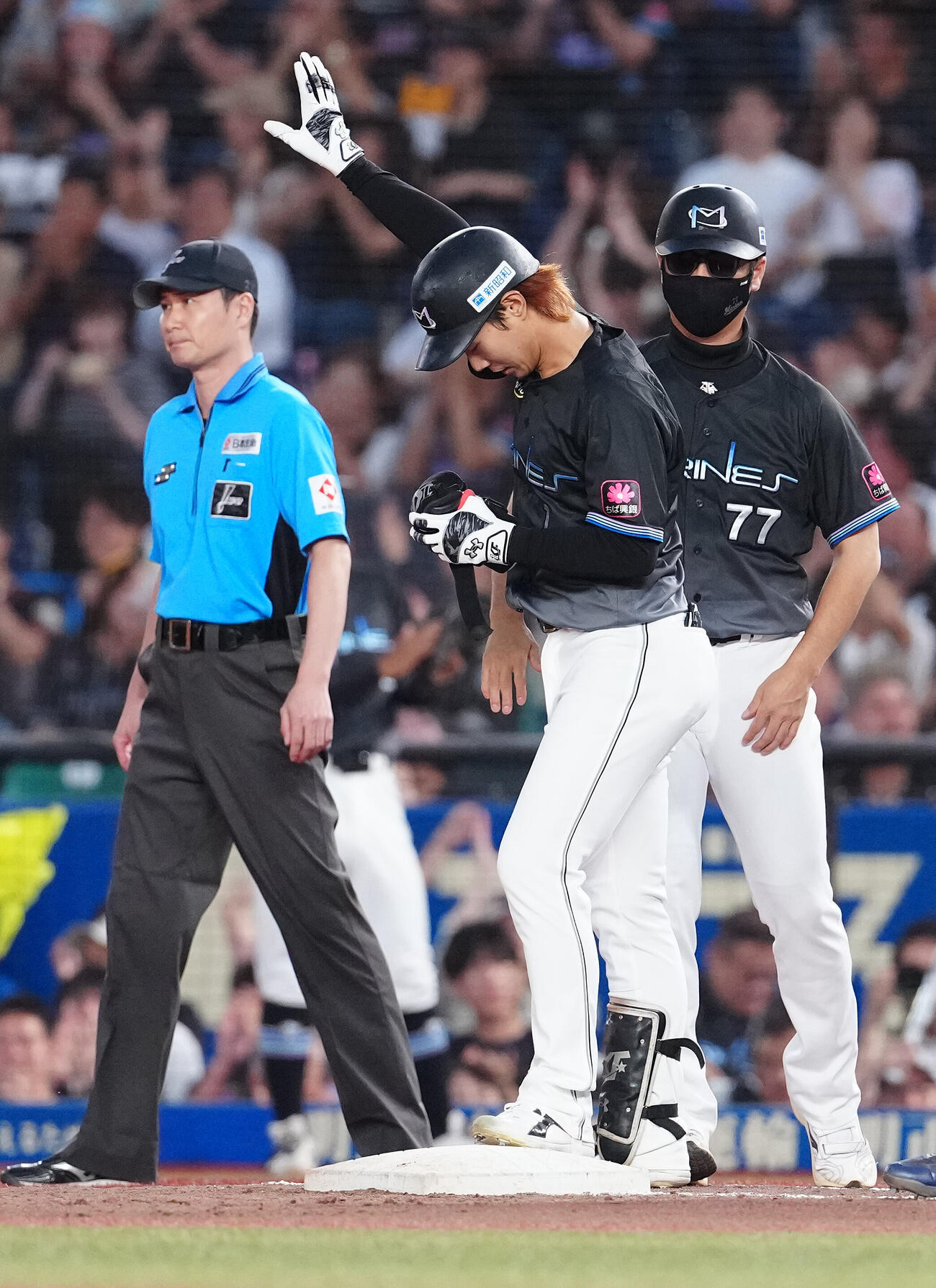 ロッテ対西武　2回裏ロッテ2死二、三塁、2点適時打を放った藤原恭大は声援に応える（撮影・鈴木みどり）