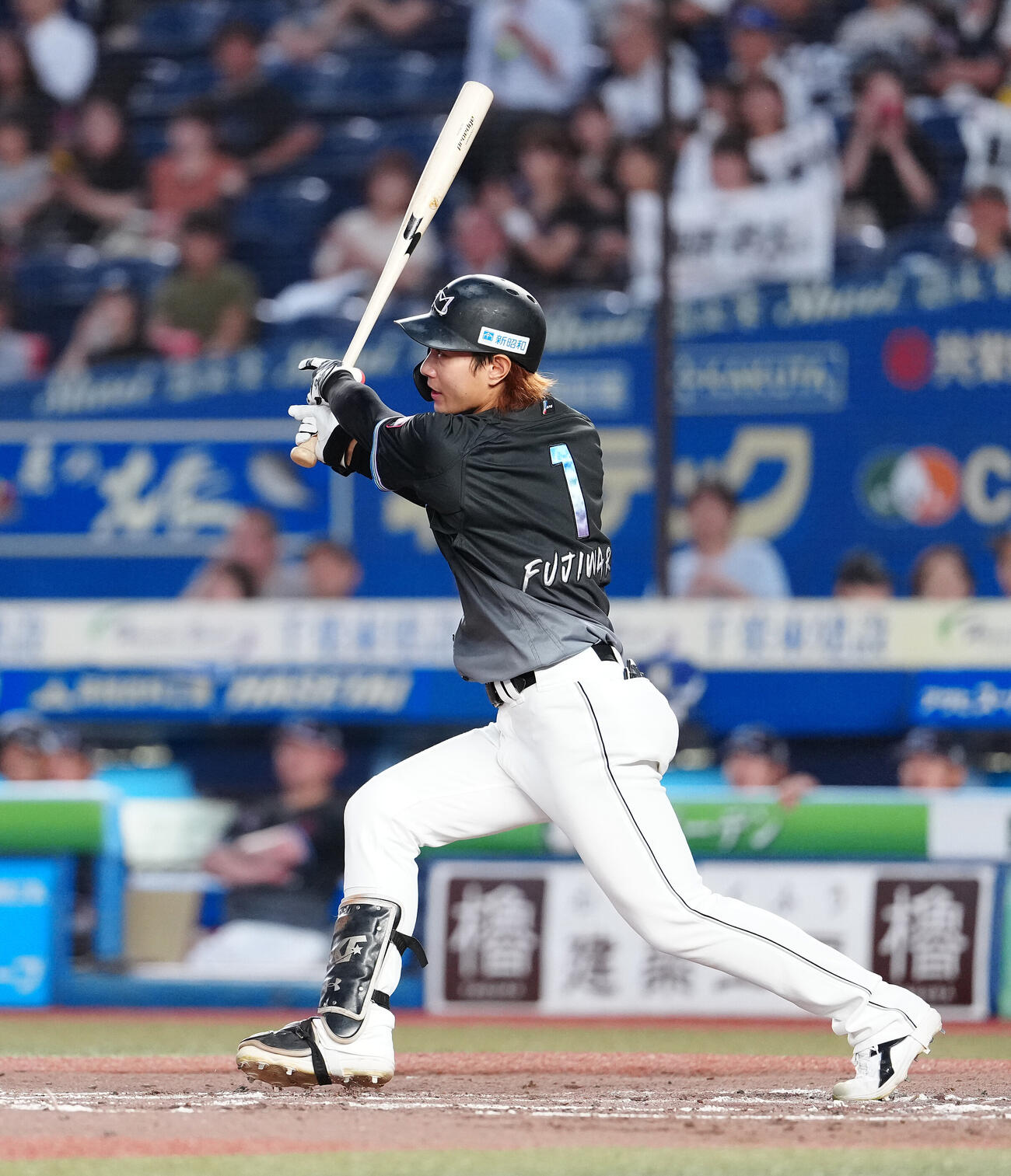 ロッテ対西武　2回裏ロッテ2死二、三塁、2点適時打を放つ藤原恭大（撮影・鈴木みどり）