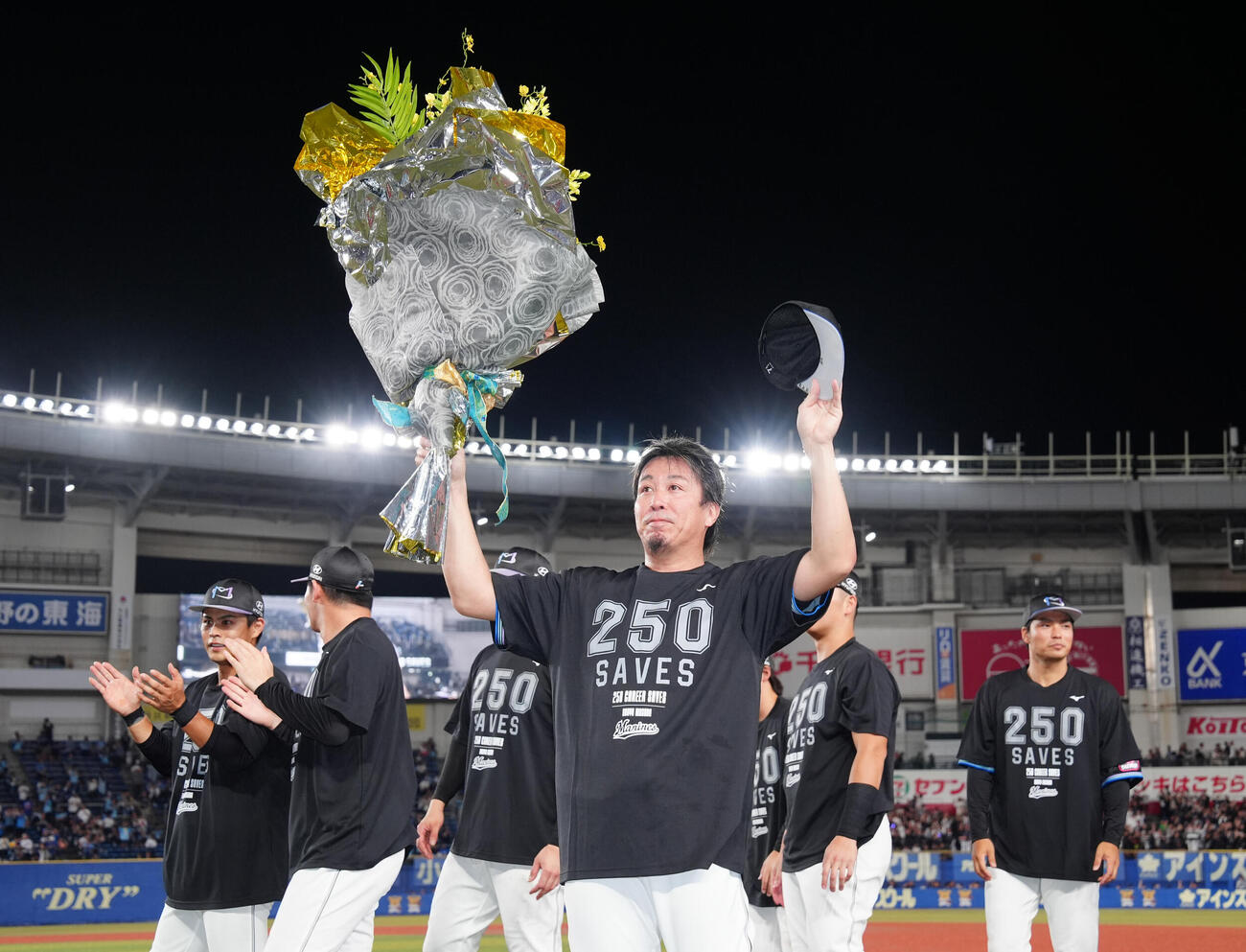 ロッテ対西武　通算250セーブを達成したロッテ益田直也は声援に応える（撮影・鈴木みどり）