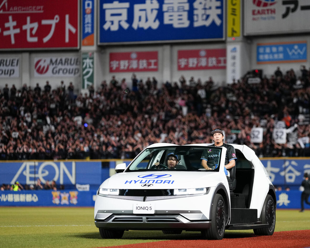 ロッテ対西武　リリーフカーに乗って9回表のマウンドに向かうロッテ益田直也（撮影・鈴木みどり）