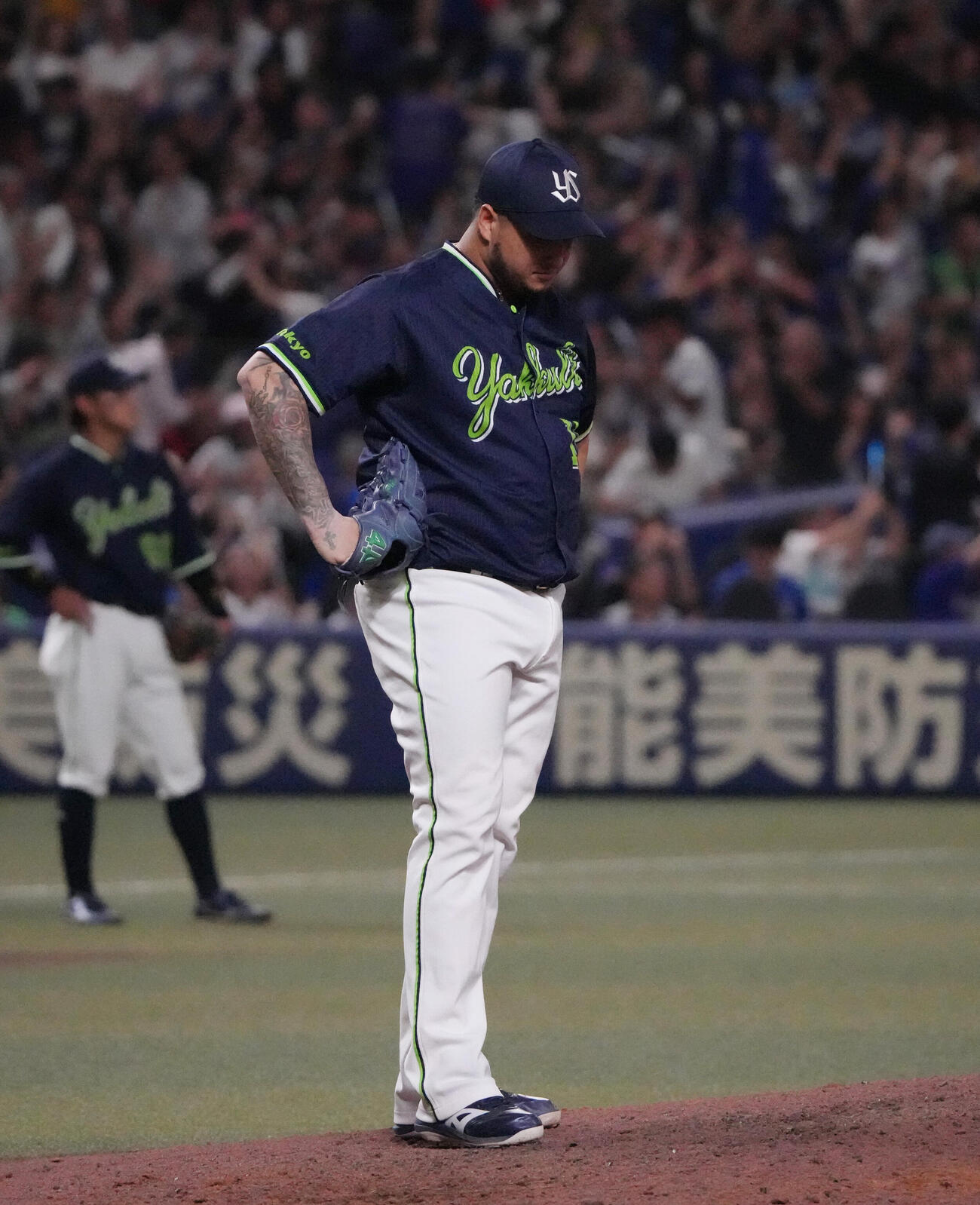 中日対ヤクルト　9回裏中日無死、ジェイソン・ボスラーに本塁打を打たれうつむくホセ・キハダ（撮影・森本幸一）