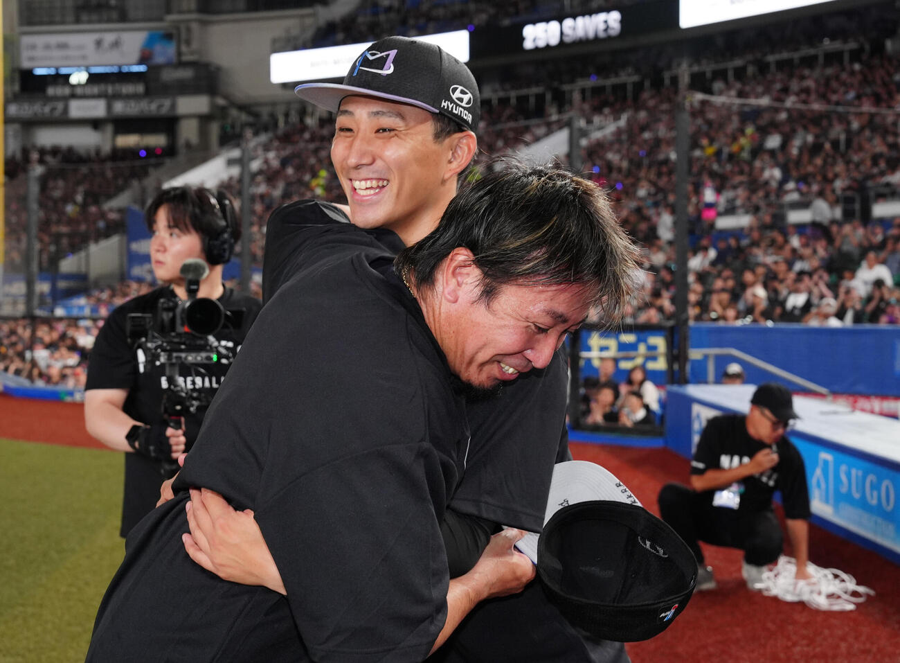ロッテ対西武　通算250セーブを達成したロッテ益田直也（手前）は小島和哉とハグ（撮影・鈴木みどり）