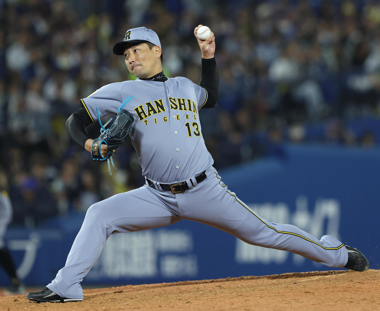 DeNA対阪神　8回裏、力投する岩崎優（撮影・河田真司）