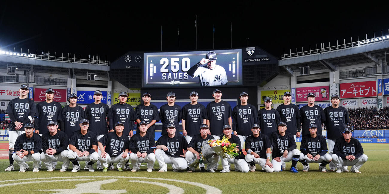 ロッテ対西武　通算250セーブを達成したロッテ益田直也（前列中央）はナインと記念撮影（撮影・鈴木みどり）