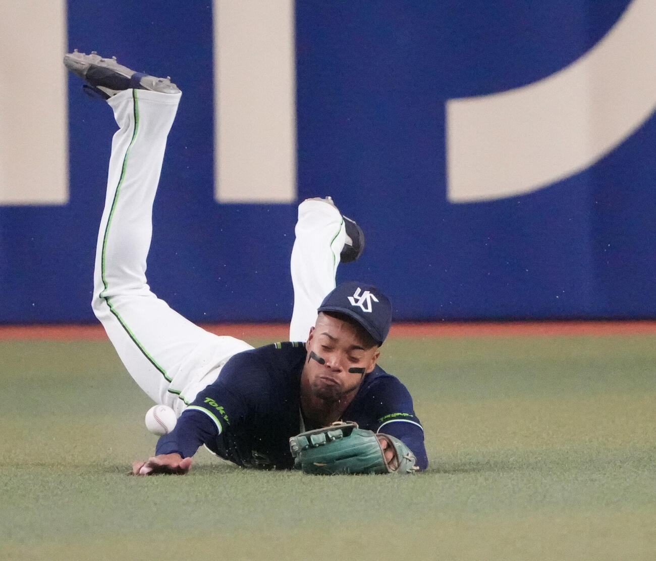 中日対ヤクルト　8回裏中日1死一塁、細川成也の打球にダイビングキャッチを試みるも捕球できない日隈モンテル（撮影・森本幸一）