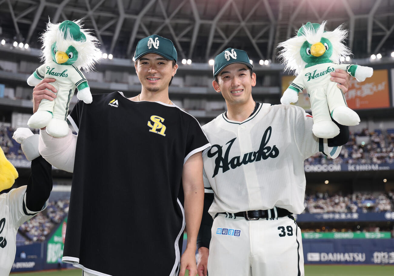 6勝目のソフトバンク先発の上沢直之（左）と決勝犠飛の山本祐大はヒーローインタビューで笑顔を見せる